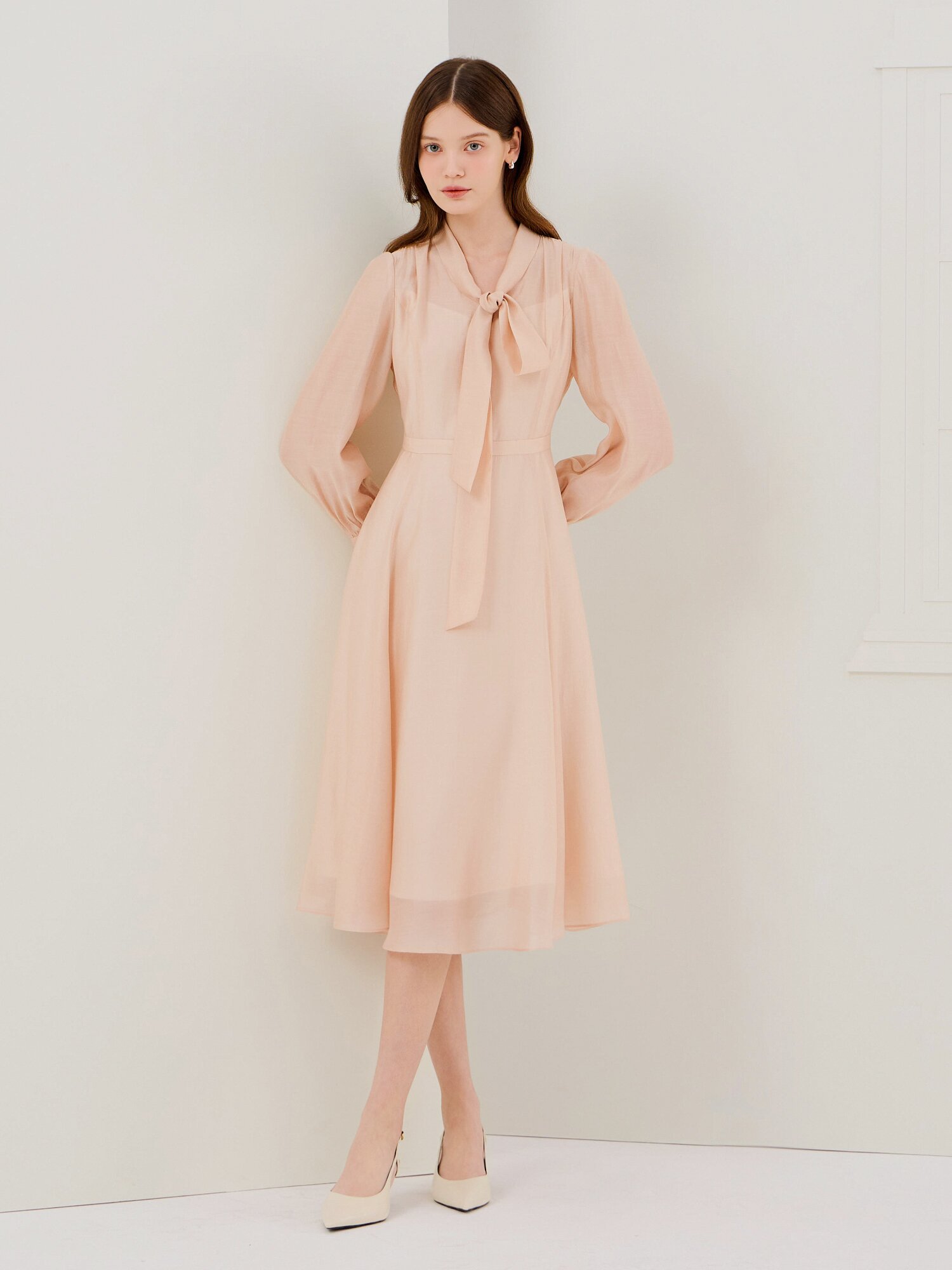 펄 버튼 타이넥 플레어 원피스 (LIGHT BEIGE)