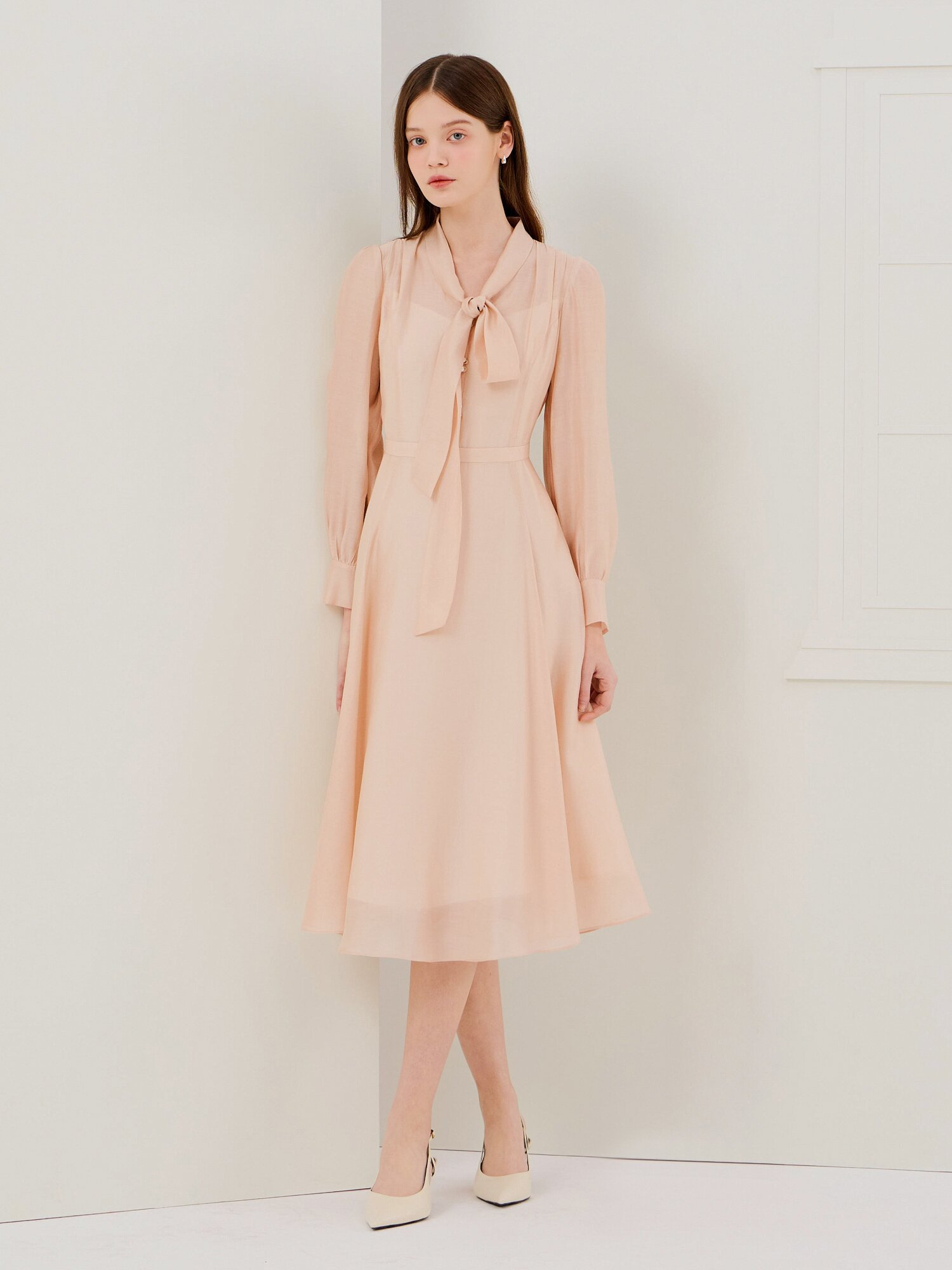 펄 버튼 타이넥 플레어 원피스 (LIGHT BEIGE)