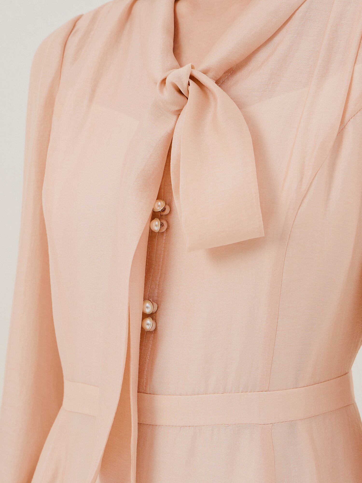 펄 버튼 타이넥 플레어 원피스 (LIGHT BEIGE)