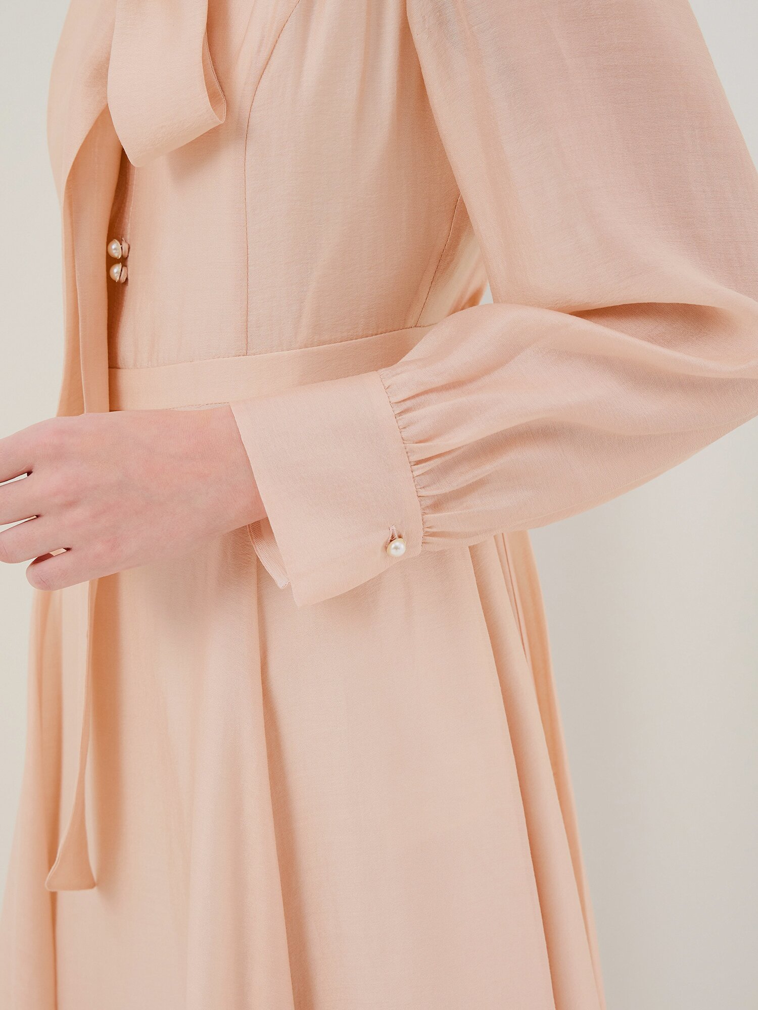 펄 버튼 타이넥 플레어 원피스 (LIGHT BEIGE)