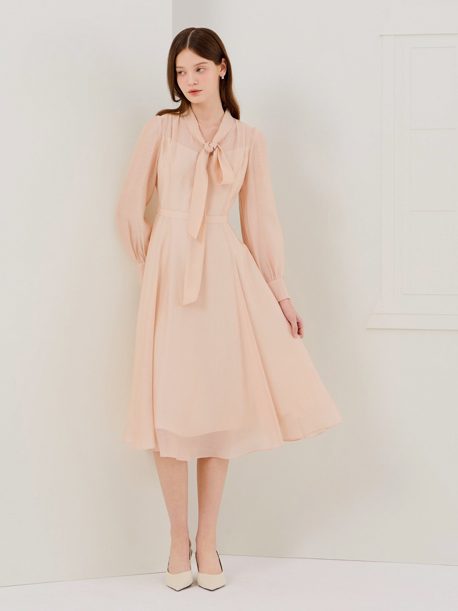 펄 버튼 타이넥 플레어 원피스 (LIGHT BEIGE)