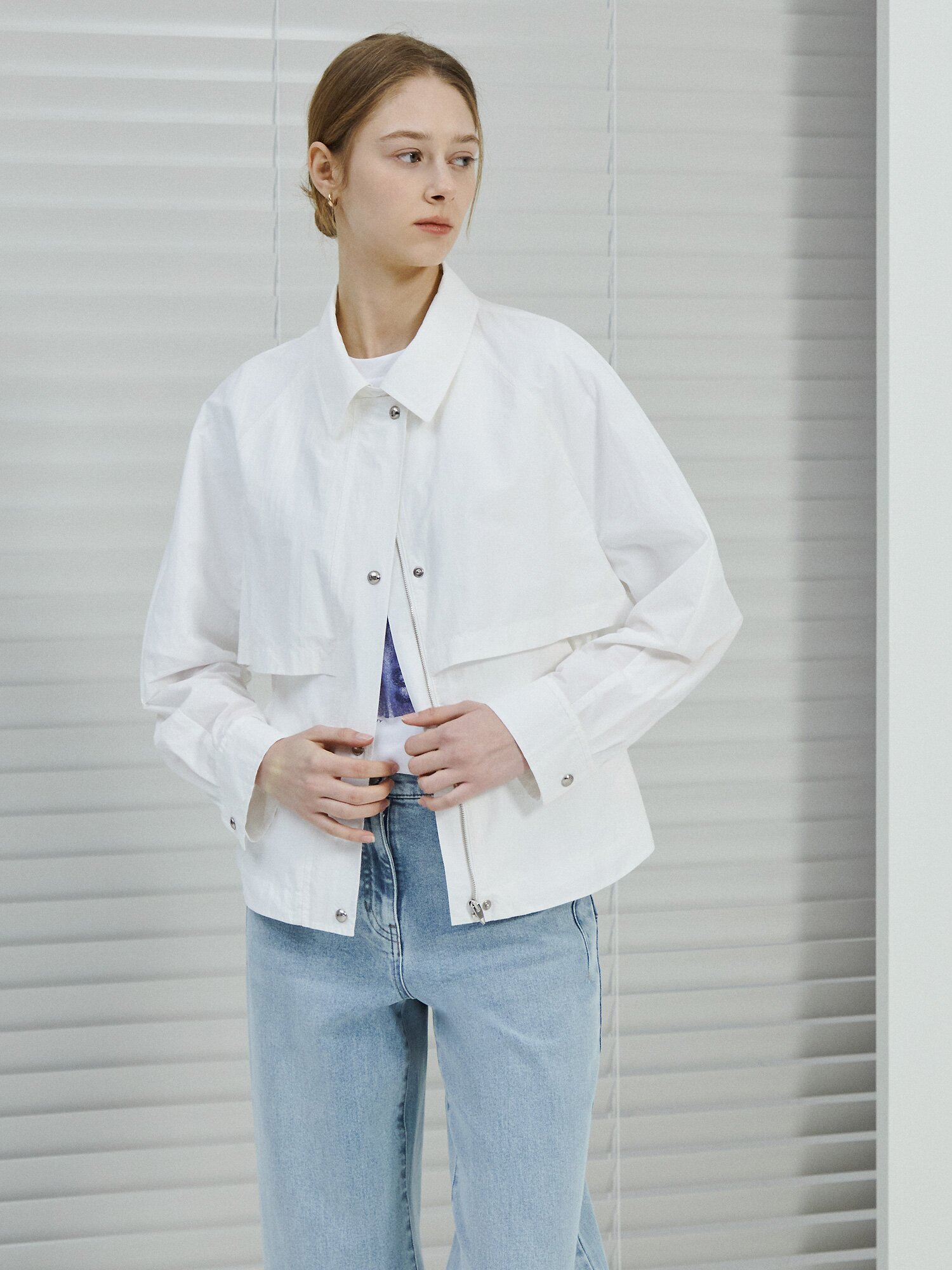 플랩 장식 백 스트링 칼라 점퍼 (WHITE)