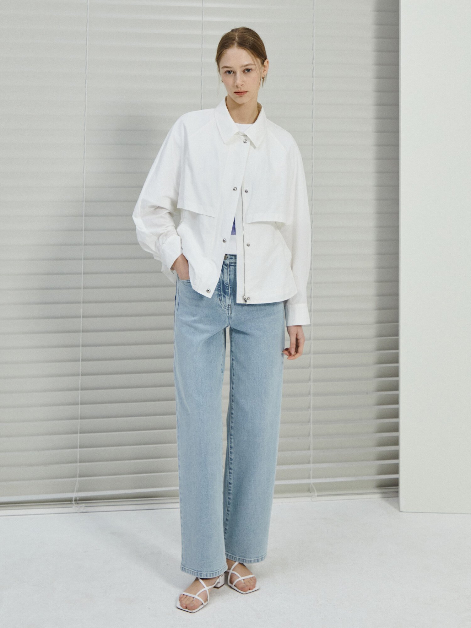 플랩 장식 백 스트링 칼라 점퍼 (WHITE)