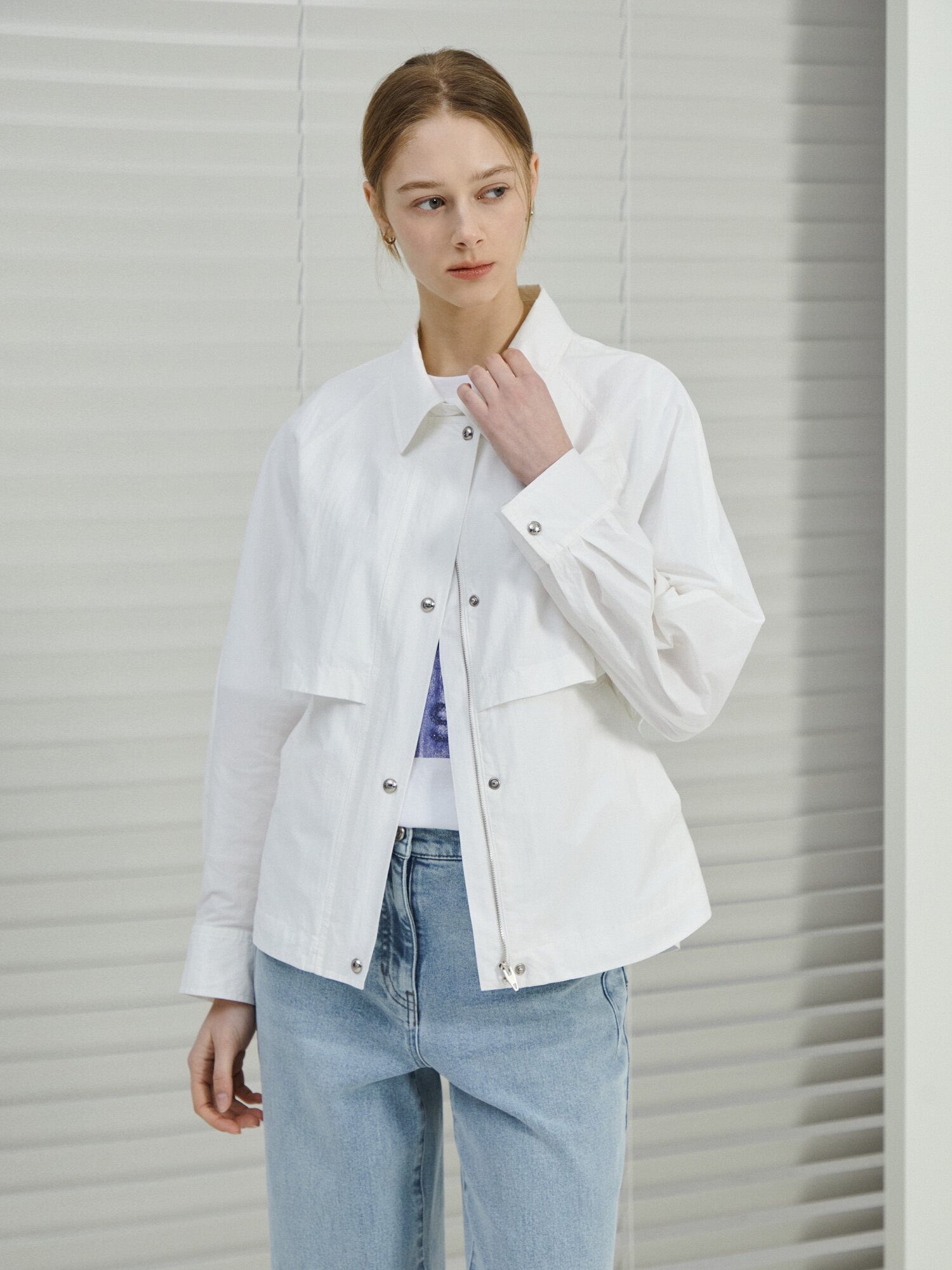 플랩 장식 백 스트링 칼라 점퍼 (WHITE)