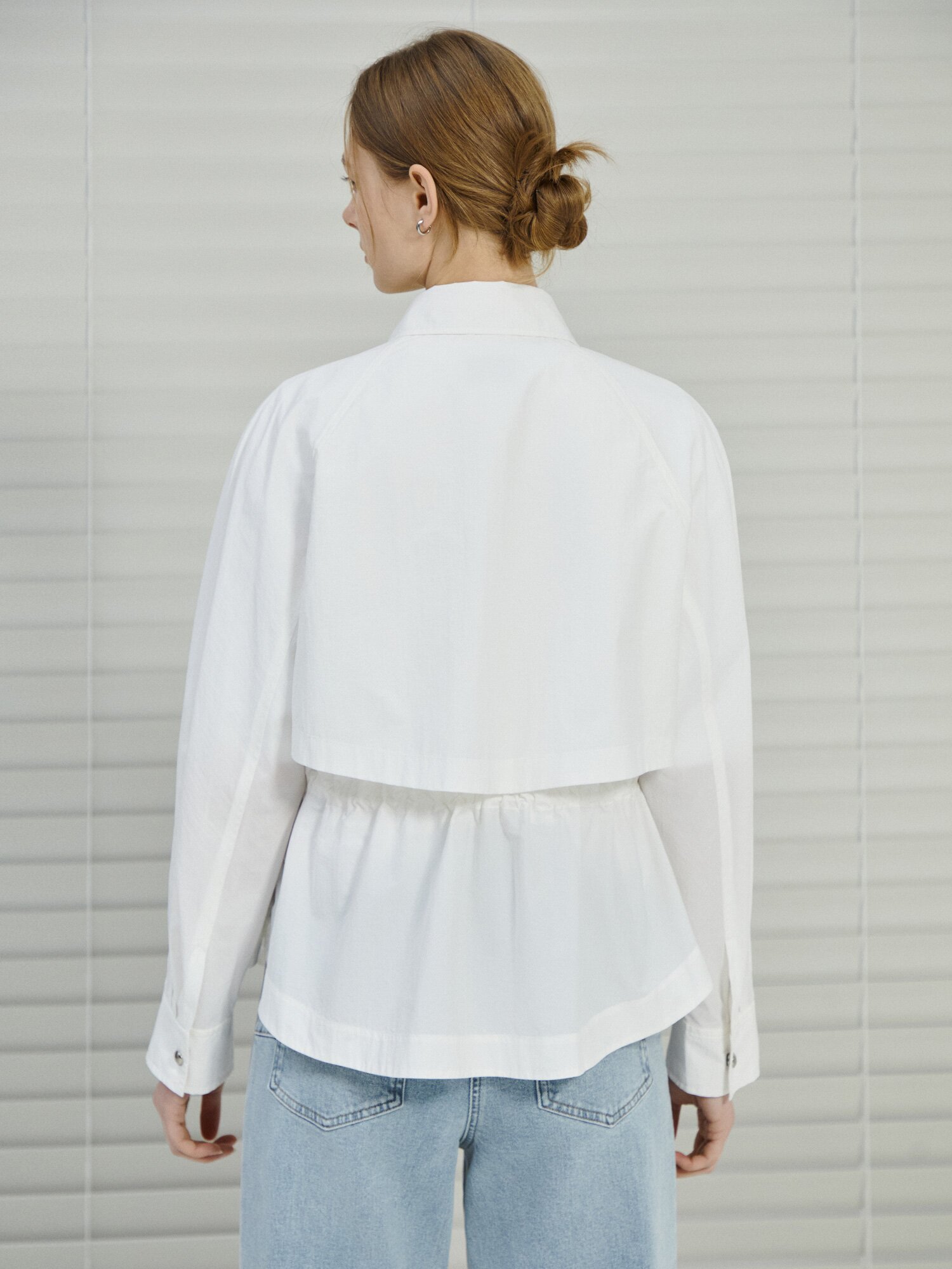 플랩 장식 백 스트링 칼라 점퍼 (WHITE)