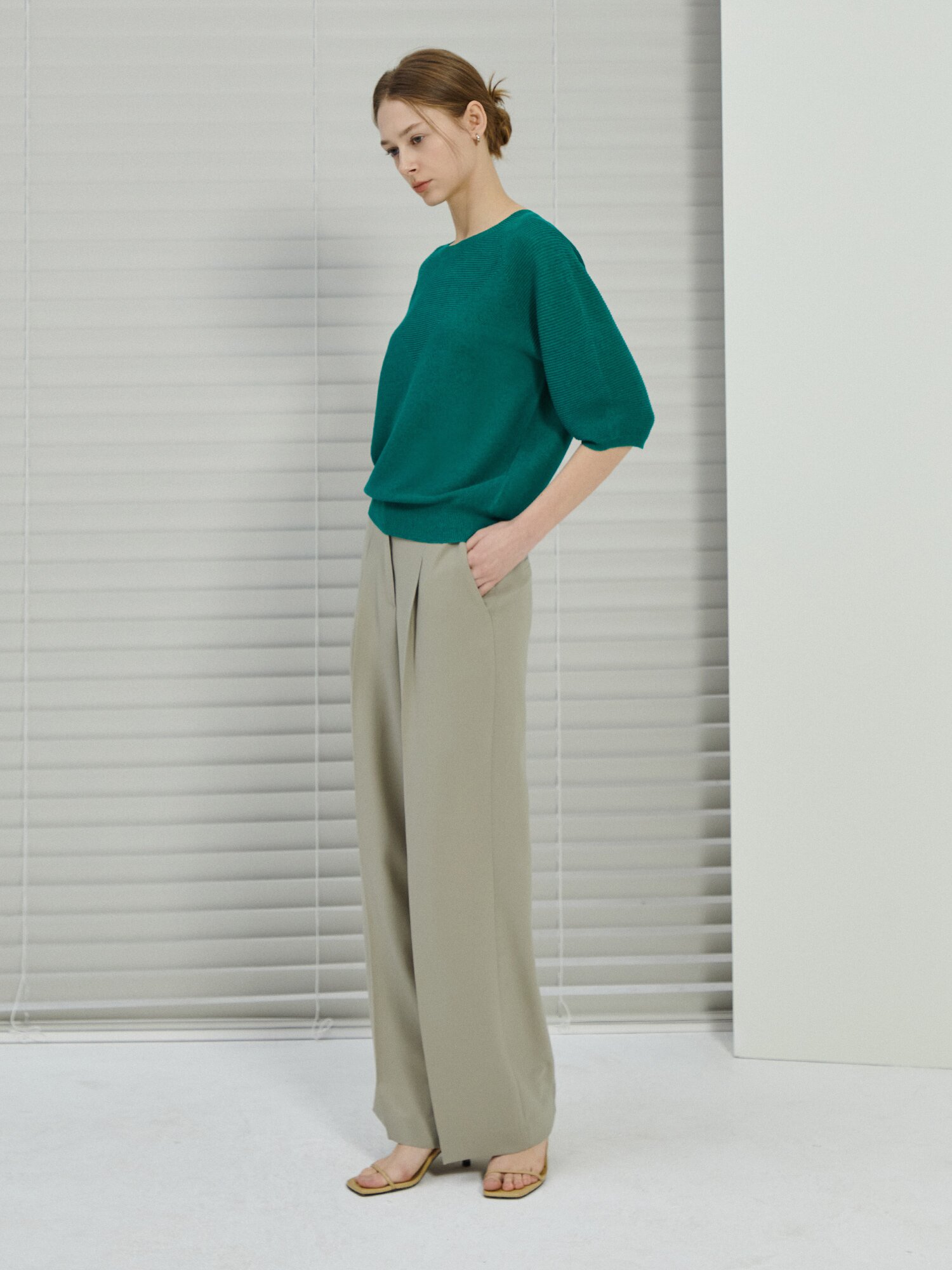 테이프 라인 원턱 와이드 팬츠 (LIGHT KHAKI)