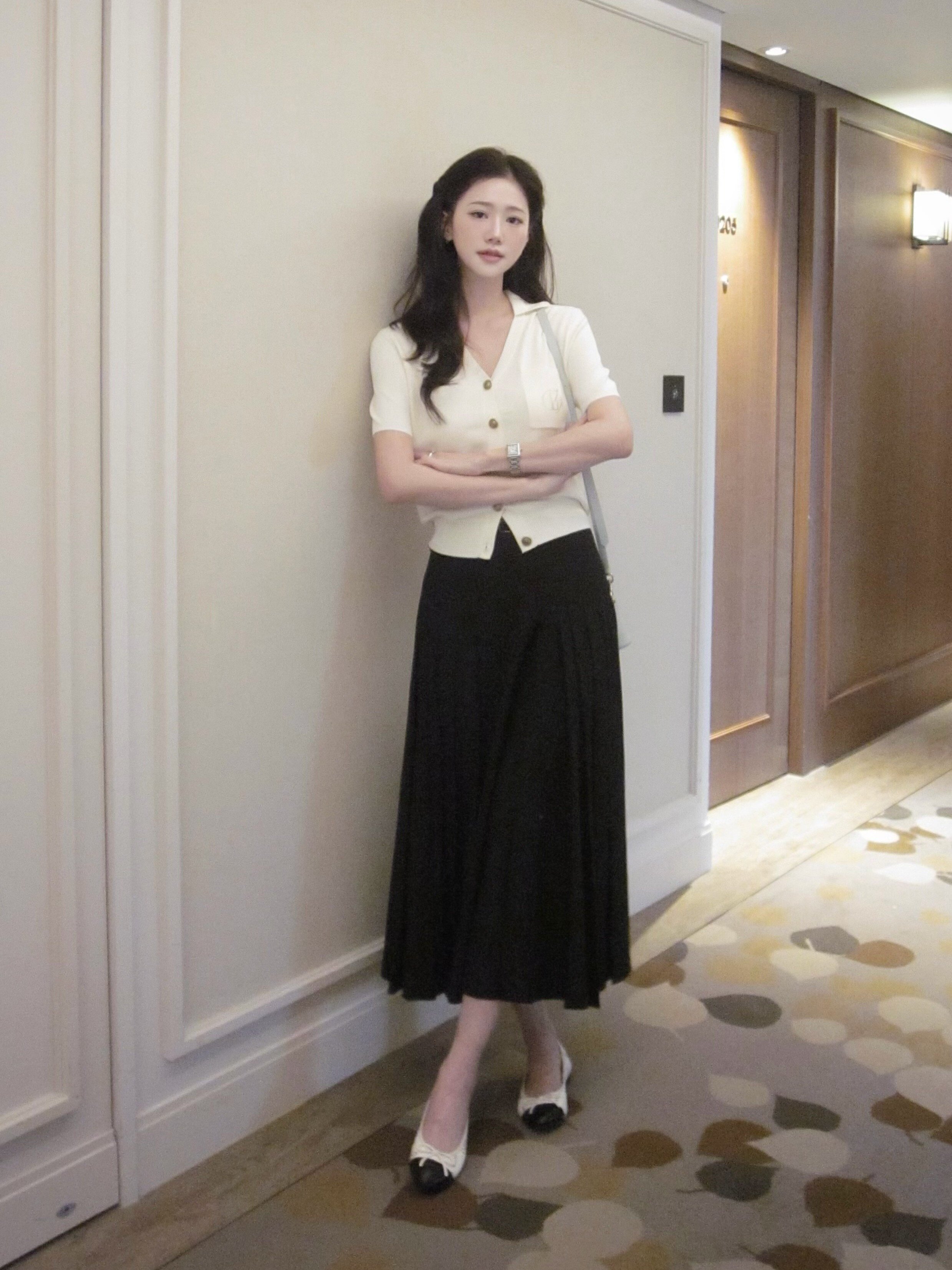 자수 포켓 브이 칼라 가디건 (IVORY)