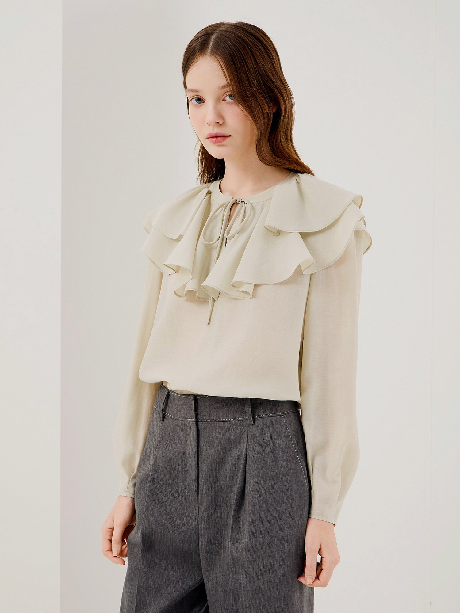 레이어 러플 칼라 블라우스 (LIGHT KHAKI)