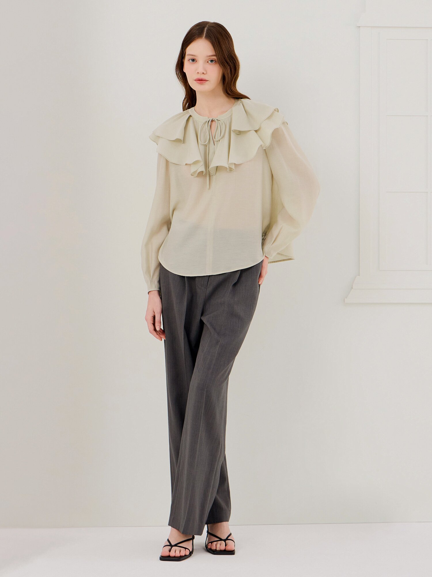 레이어 러플 칼라 블라우스 (LIGHT KHAKI)