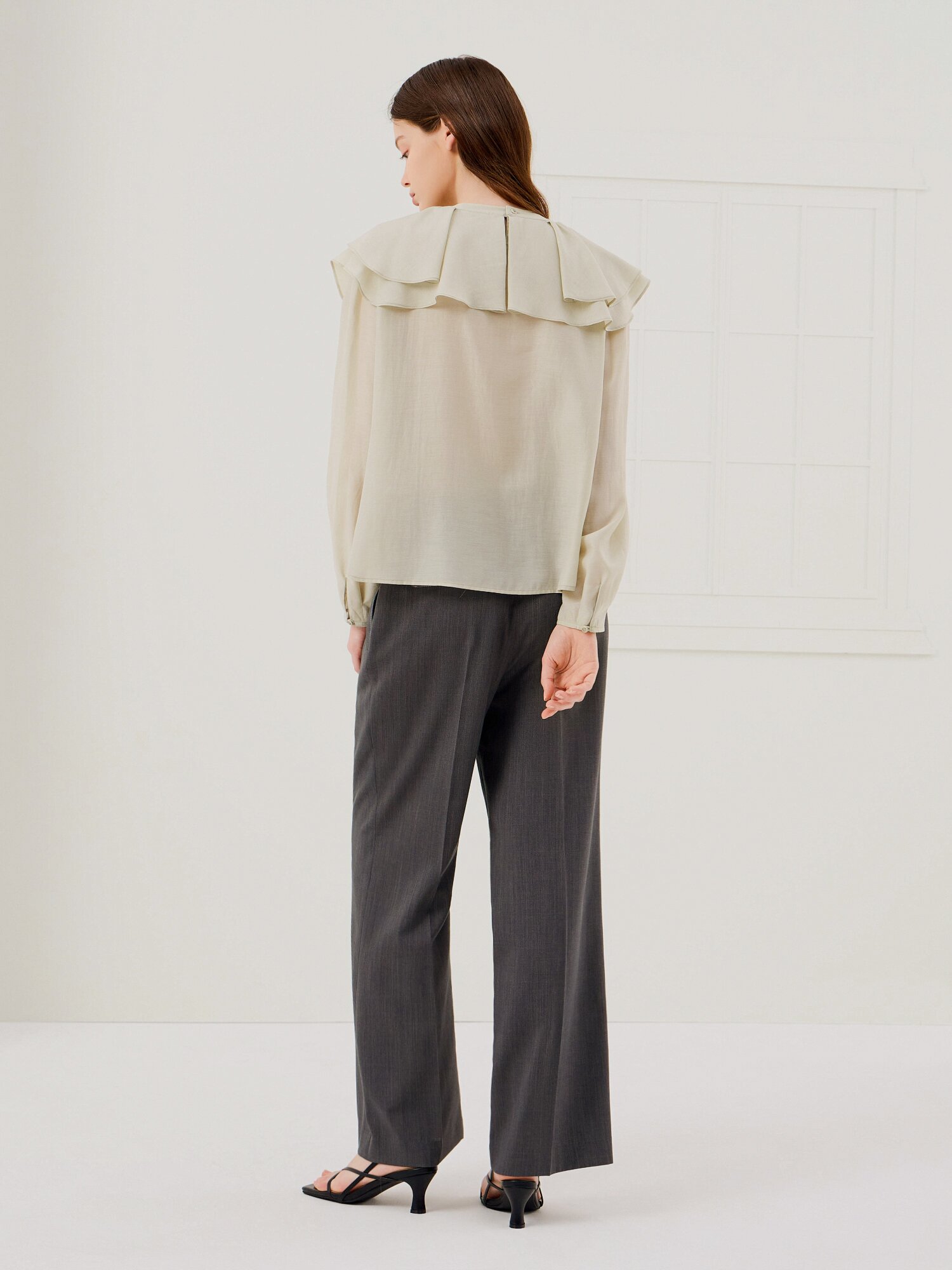 레이어 러플 칼라 블라우스 (LIGHT KHAKI)