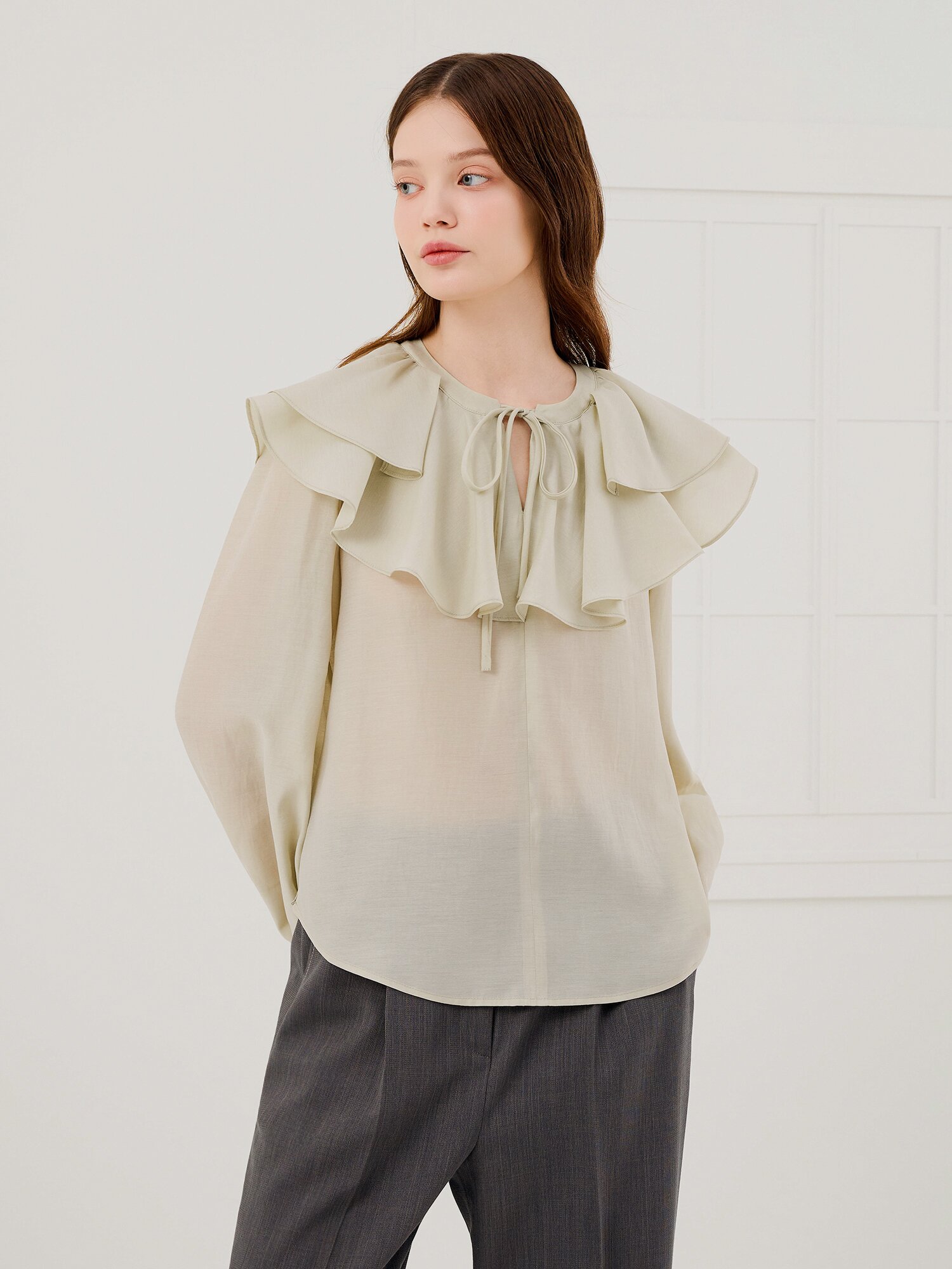 레이어 러플 칼라 블라우스 (LIGHT KHAKI)