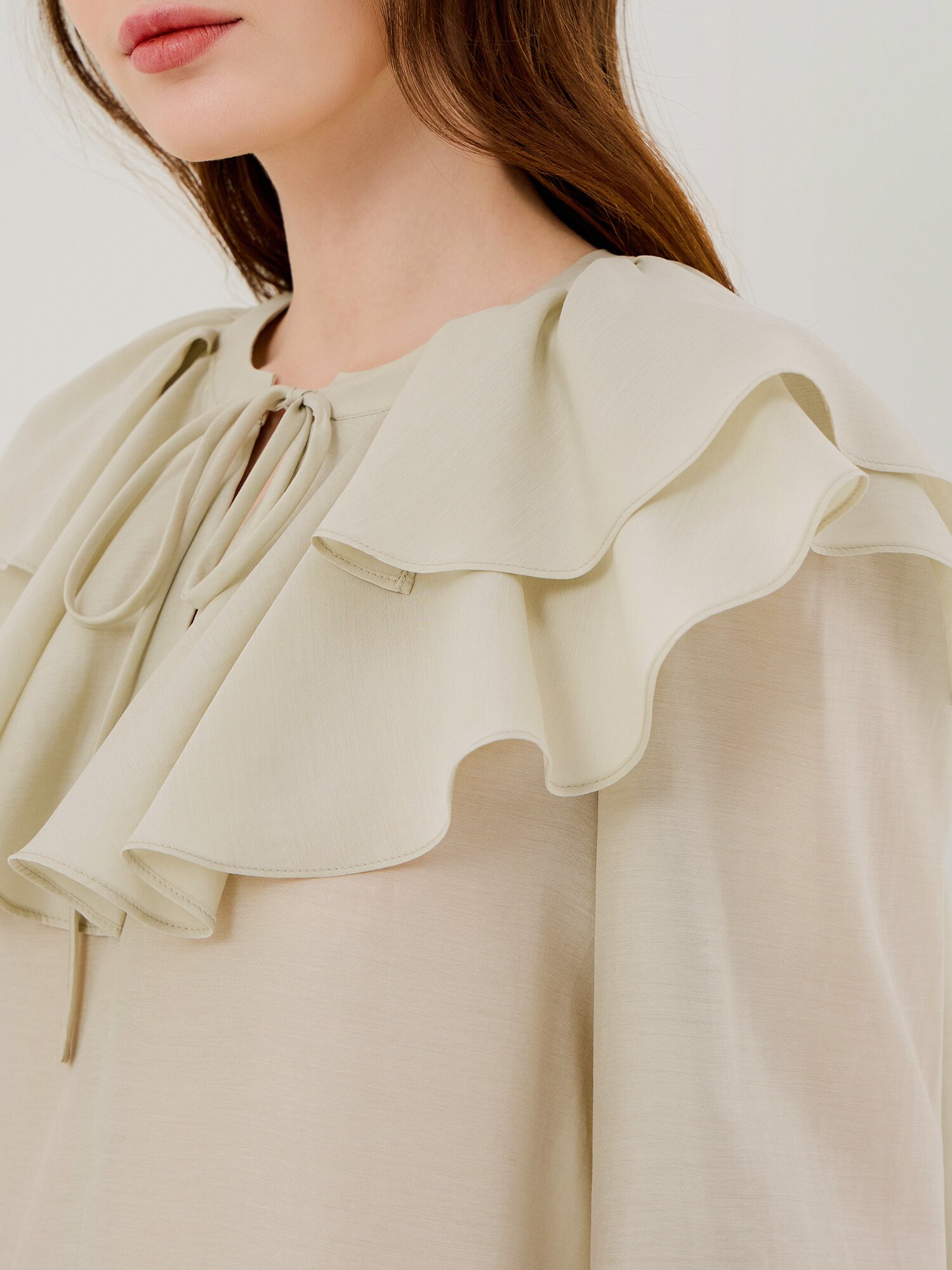 레이어 러플 칼라 블라우스 (LIGHT KHAKI)