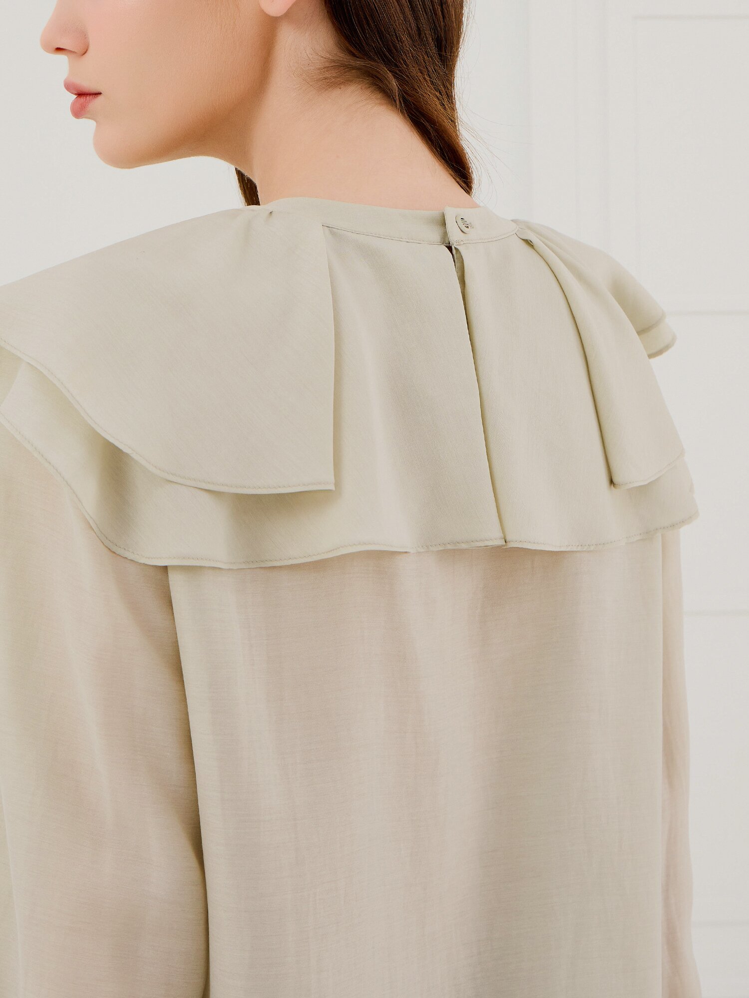 레이어 러플 칼라 블라우스 (LIGHT KHAKI)