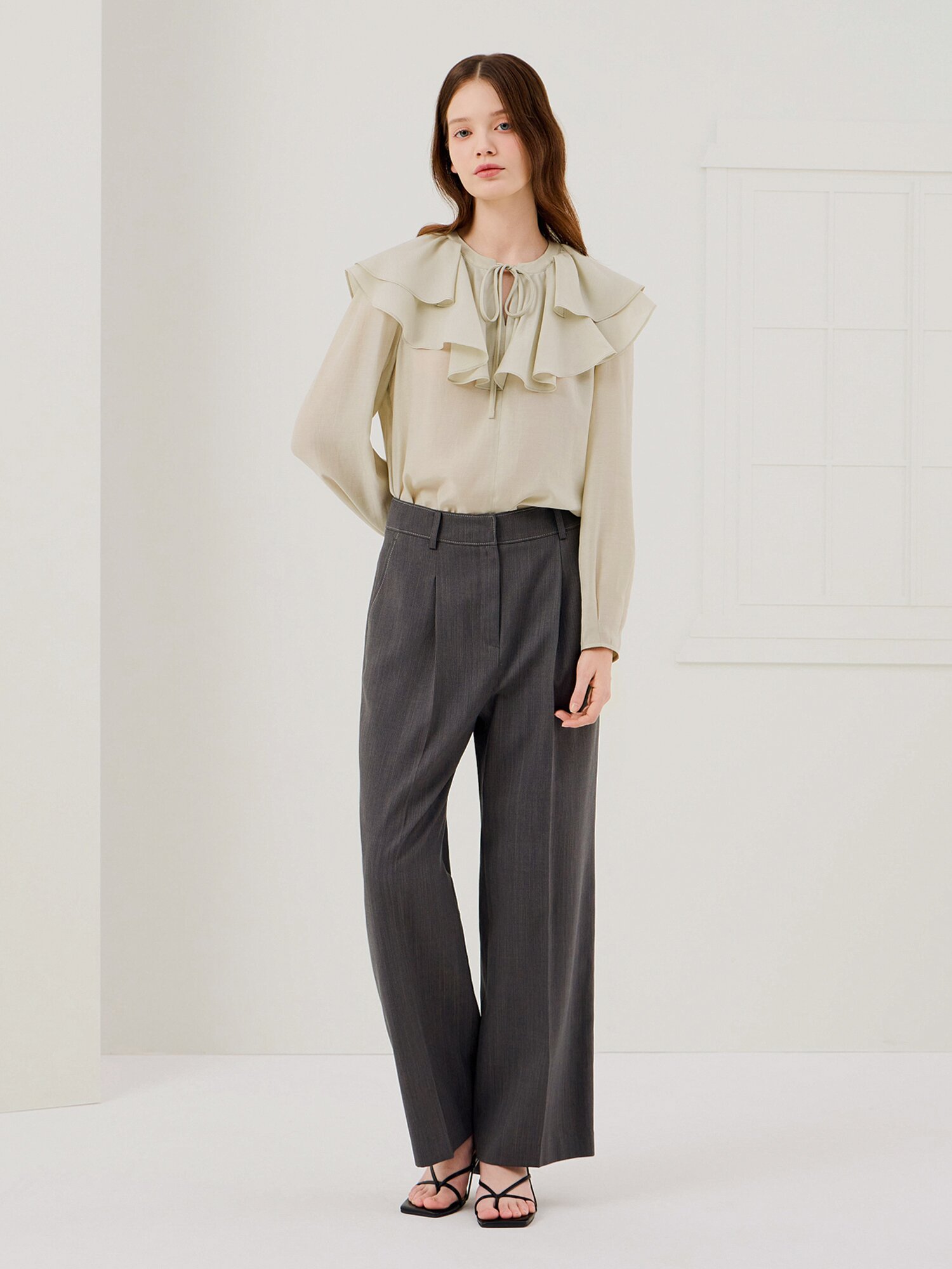 레이어 러플 칼라 블라우스 (LIGHT KHAKI)