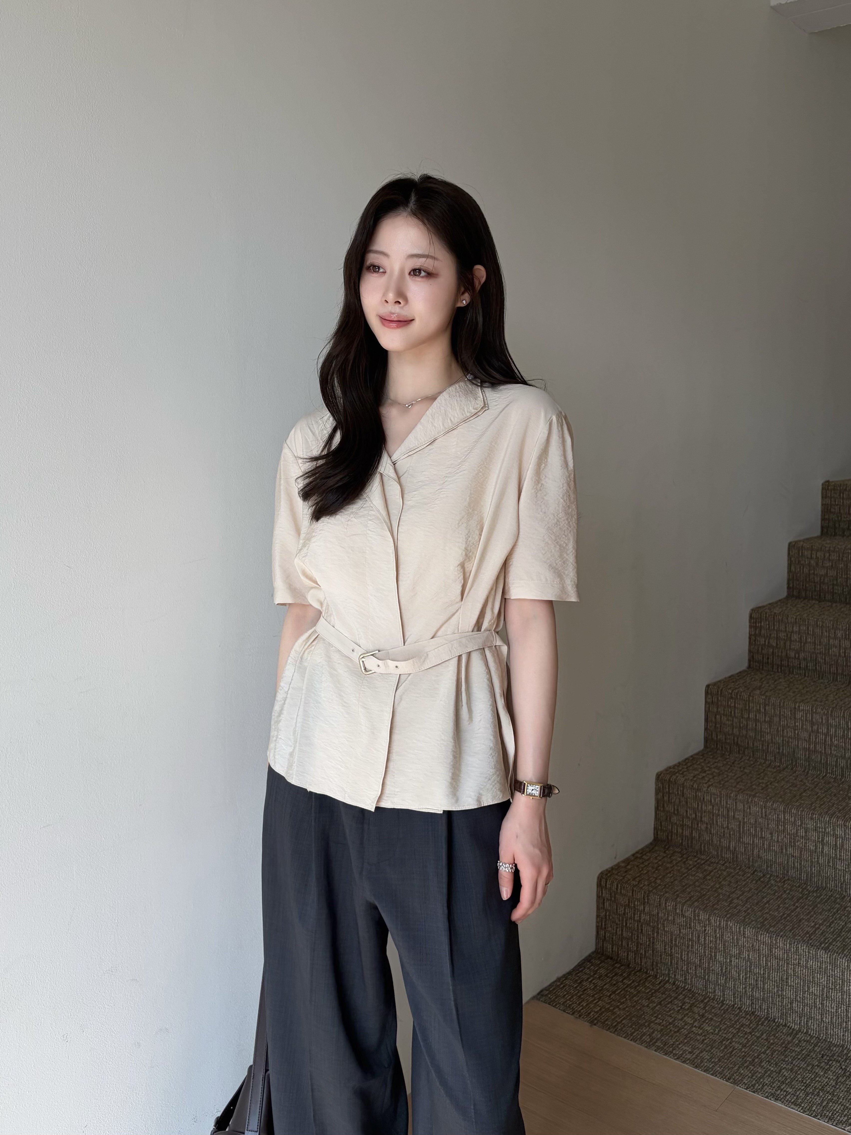 벨티드 레이어 칼라 블라우스 (LIGHT BEIGE)