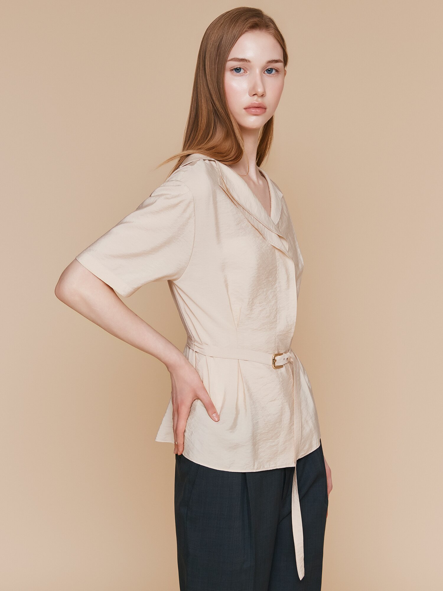 벨티드 레이어 칼라 블라우스 (LIGHT BEIGE)
