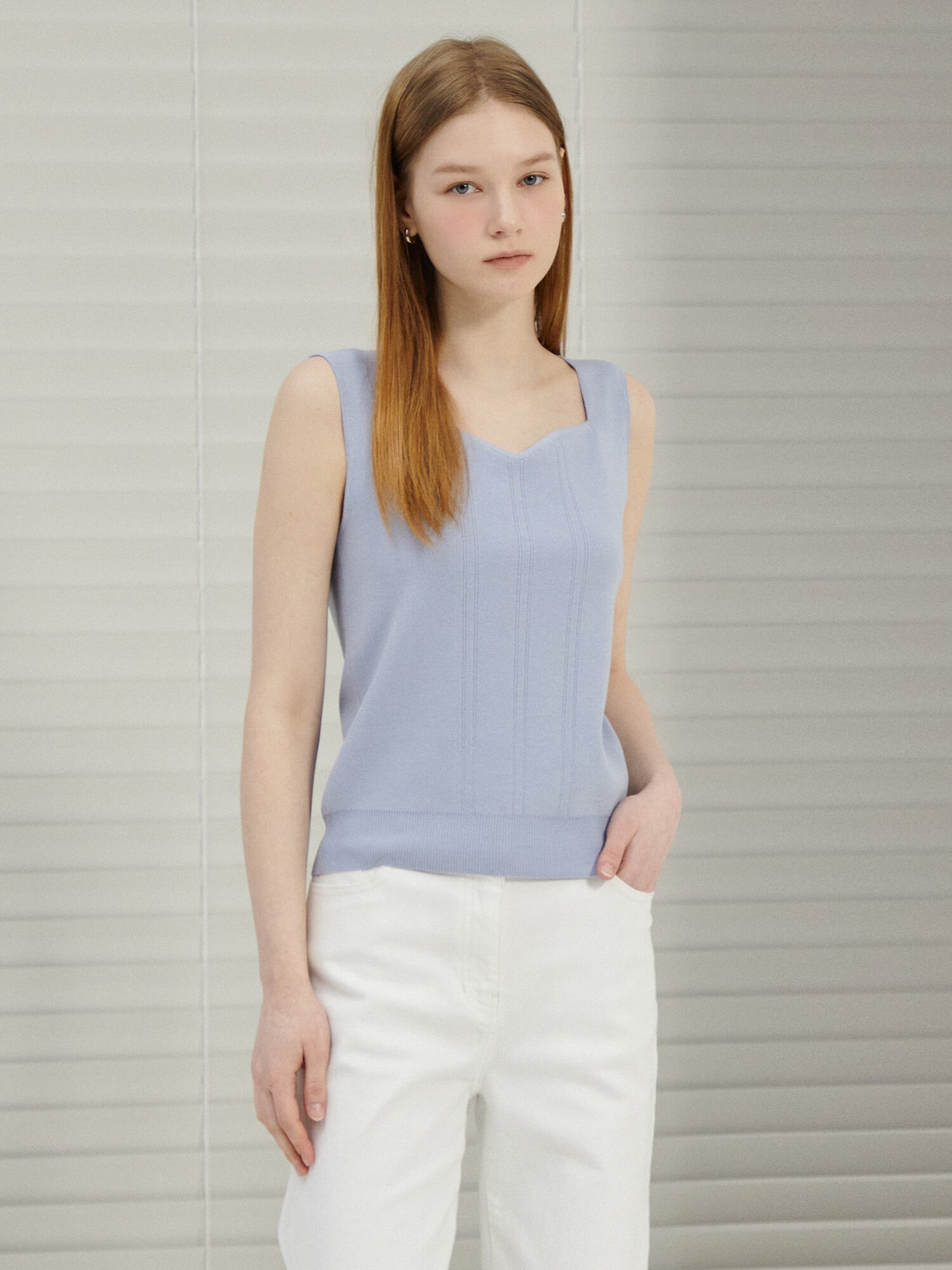 라인 슬리브리스 하트넥 니트 (LIGHT BLUE)