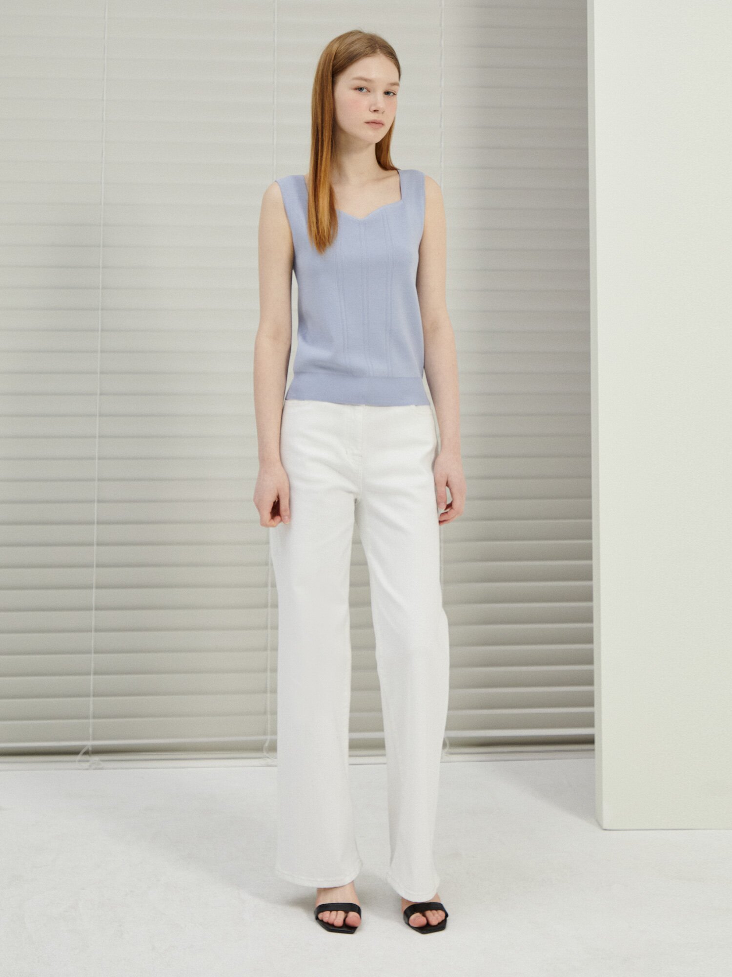 라인 슬리브리스 하트넥 니트 (LIGHT BLUE)