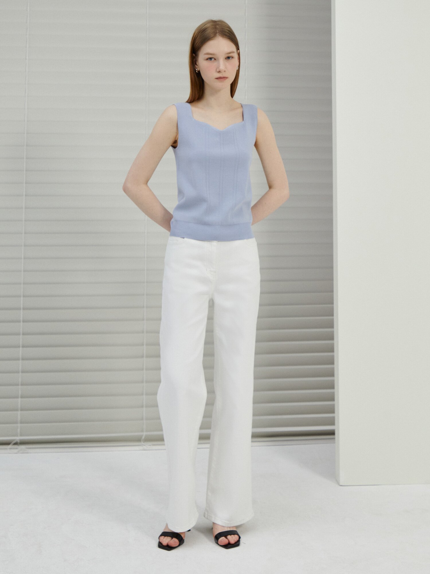 라인 슬리브리스 하트넥 니트 (LIGHT BLUE)