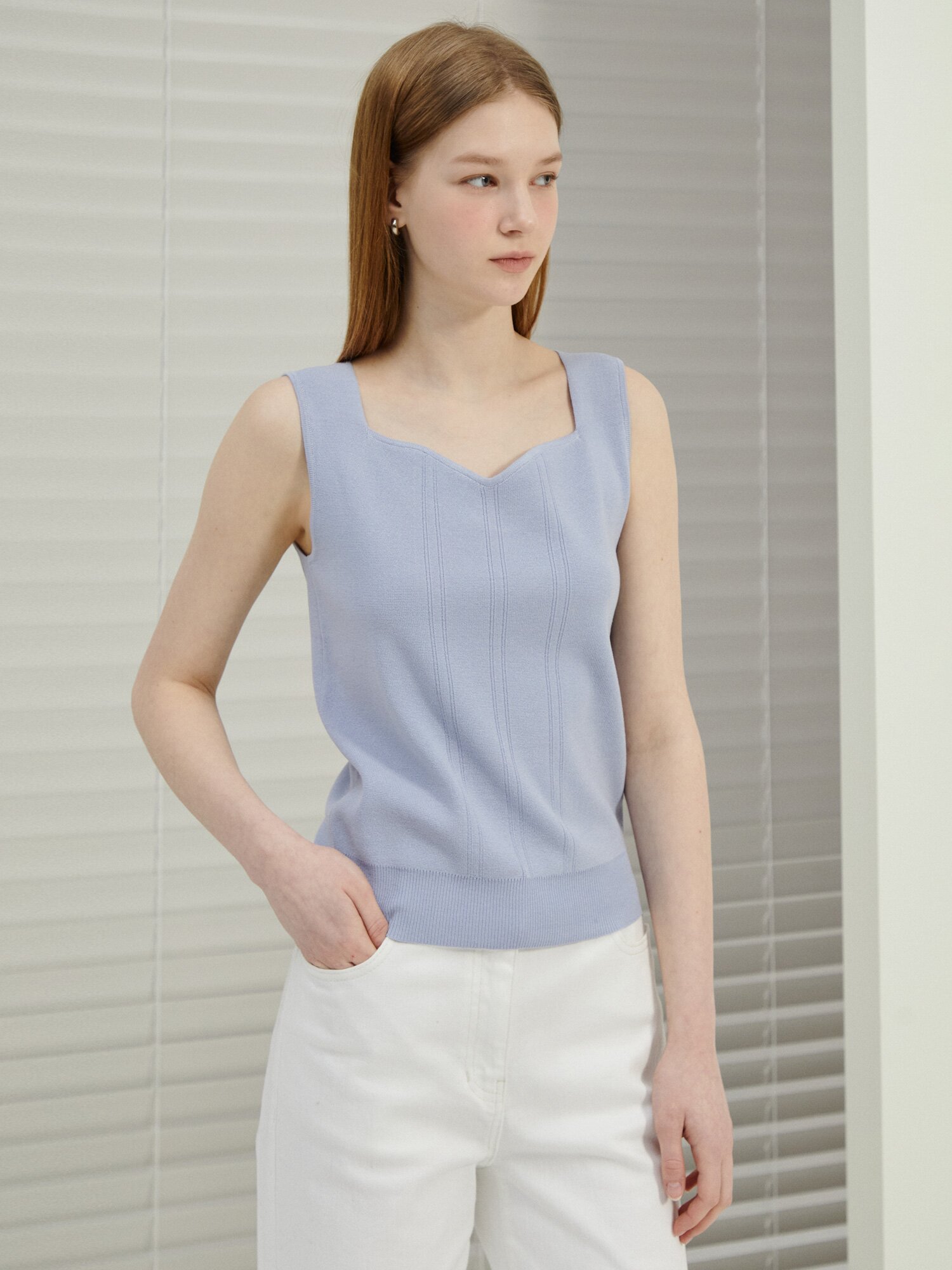 라인 슬리브리스 하트넥 니트 (LIGHT BLUE)