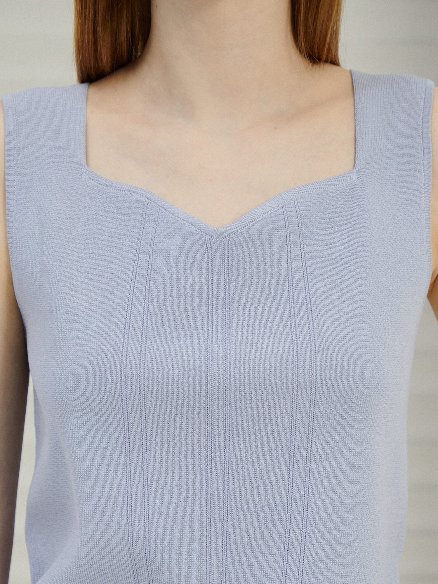 라인 슬리브리스 하트넥 니트 (LIGHT BLUE)