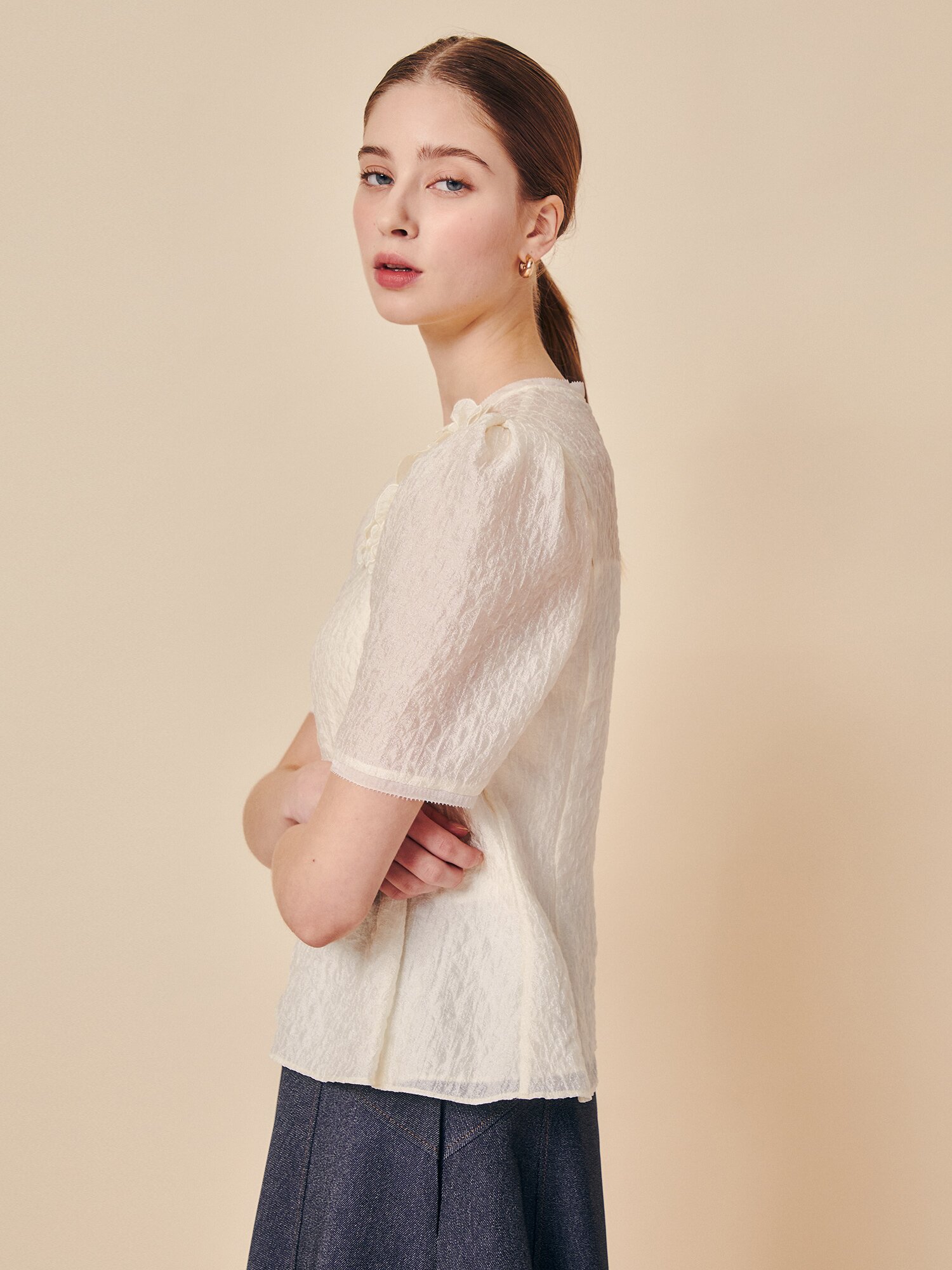 시어 크링클 아플리케 블라우스 (CREAM)