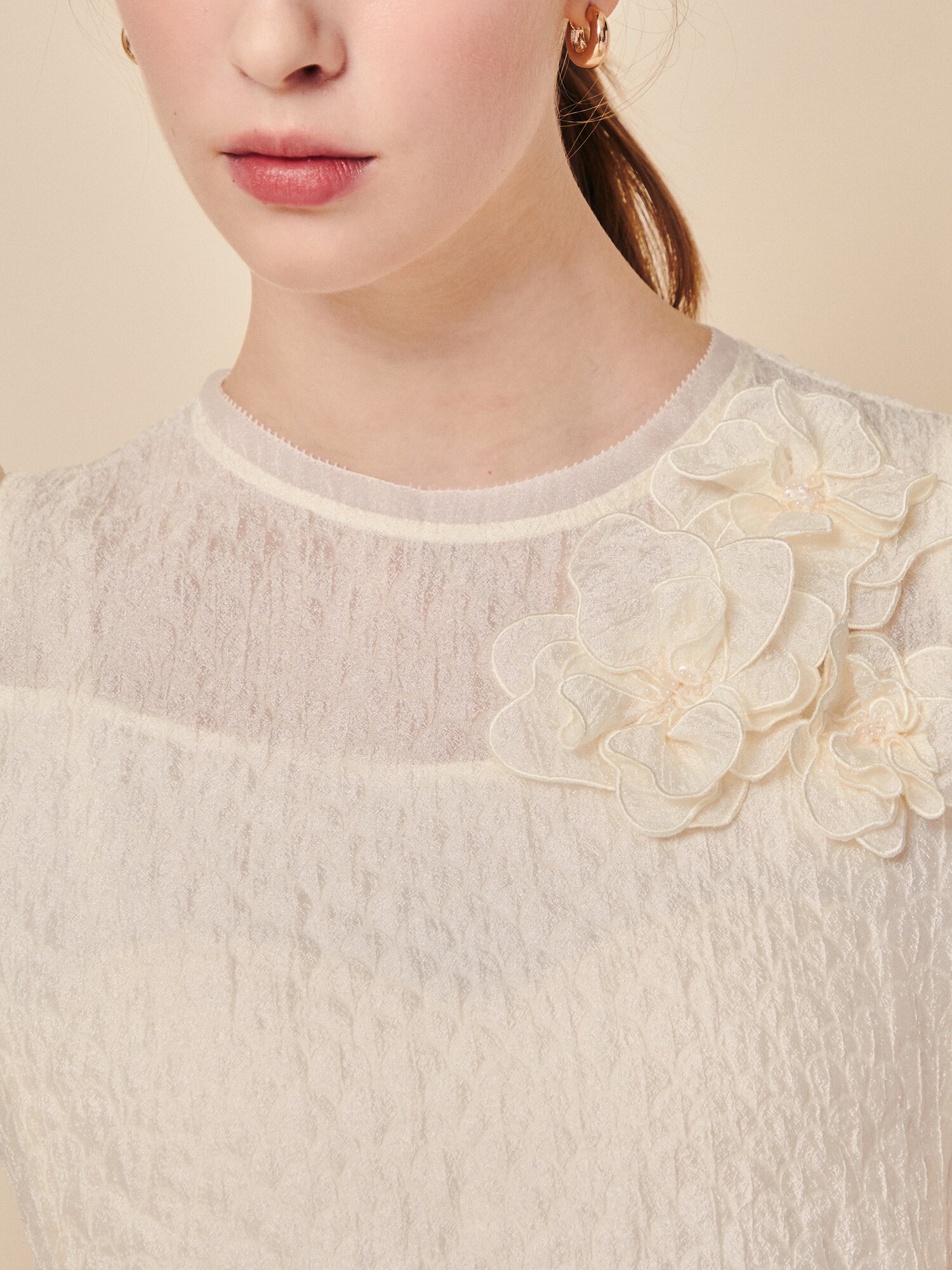 시어 크링클 아플리케 블라우스 (CREAM)