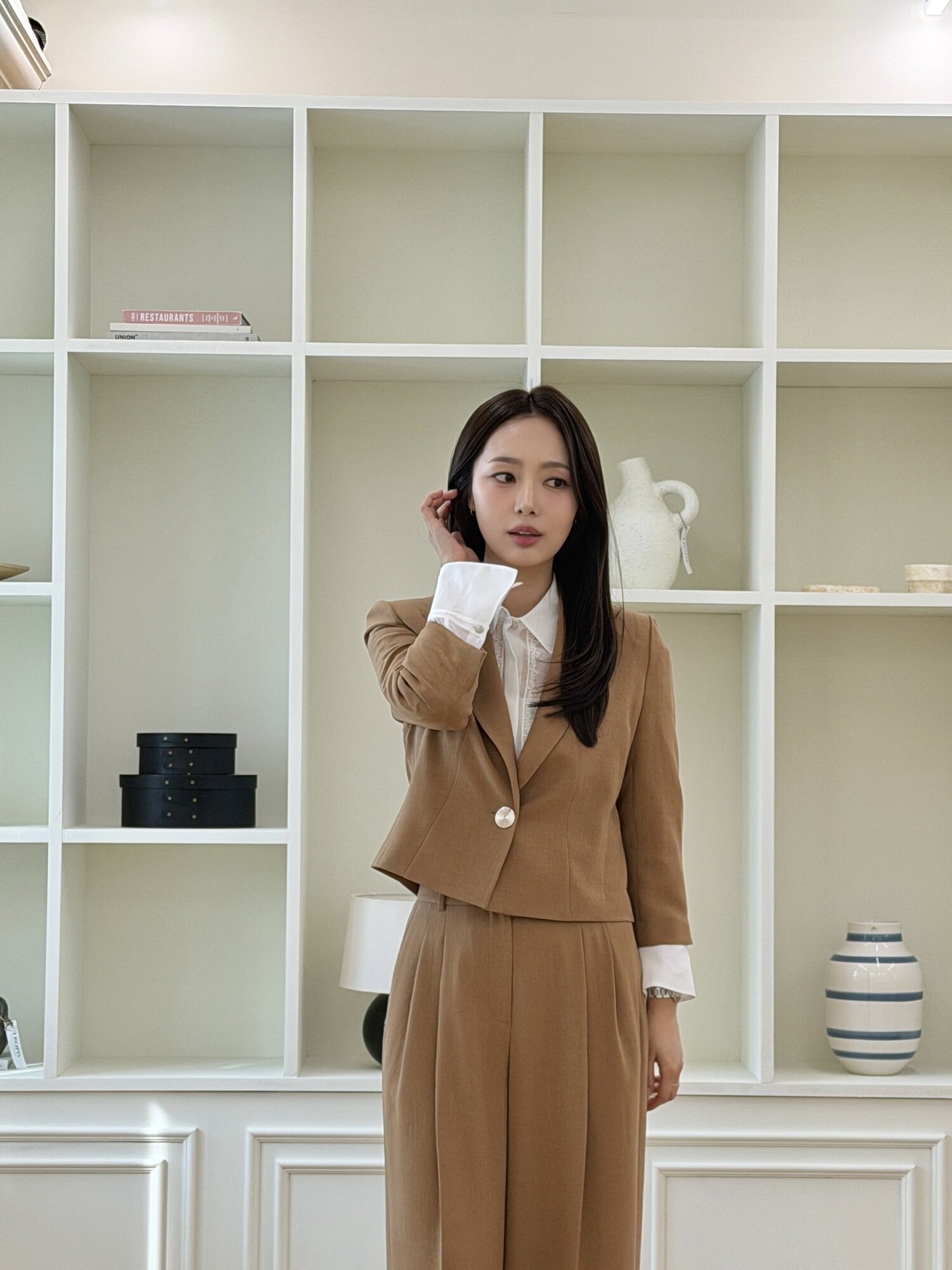 모던 피크드 라펠 크롭 재킷 (CAMEL)