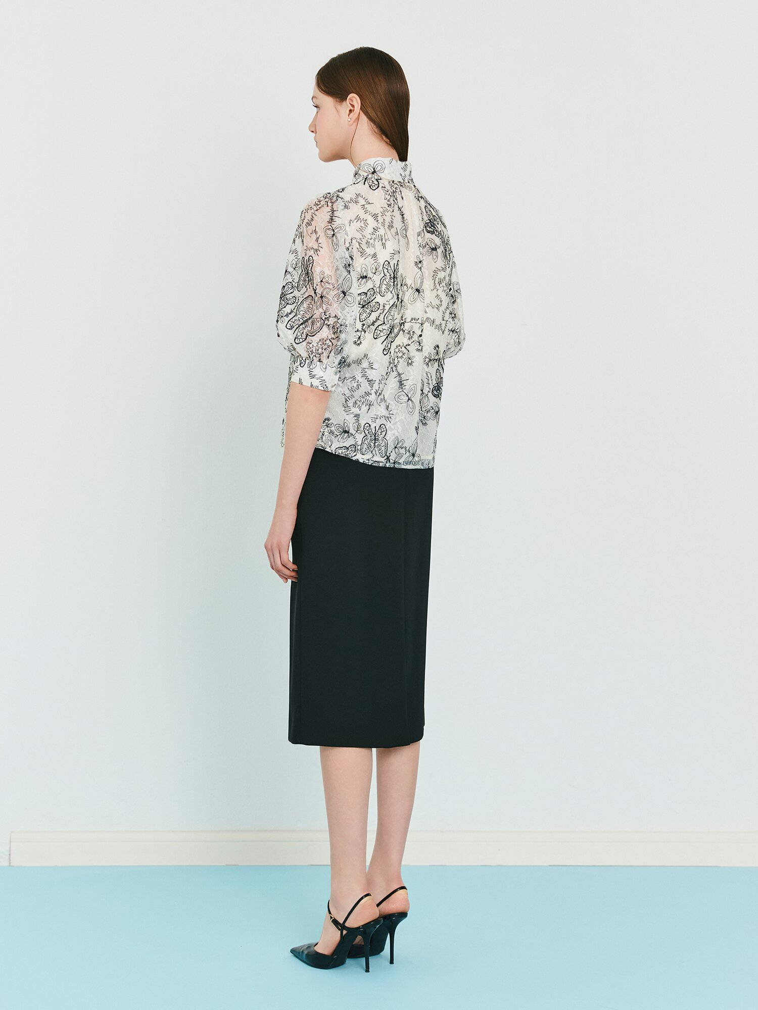 레이스 볼륨 슬리브 블라우스 (IVORY)