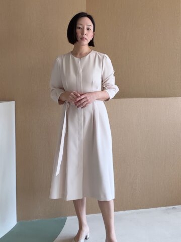 벨티드 슬릿넥 집업 플레어 원피스 