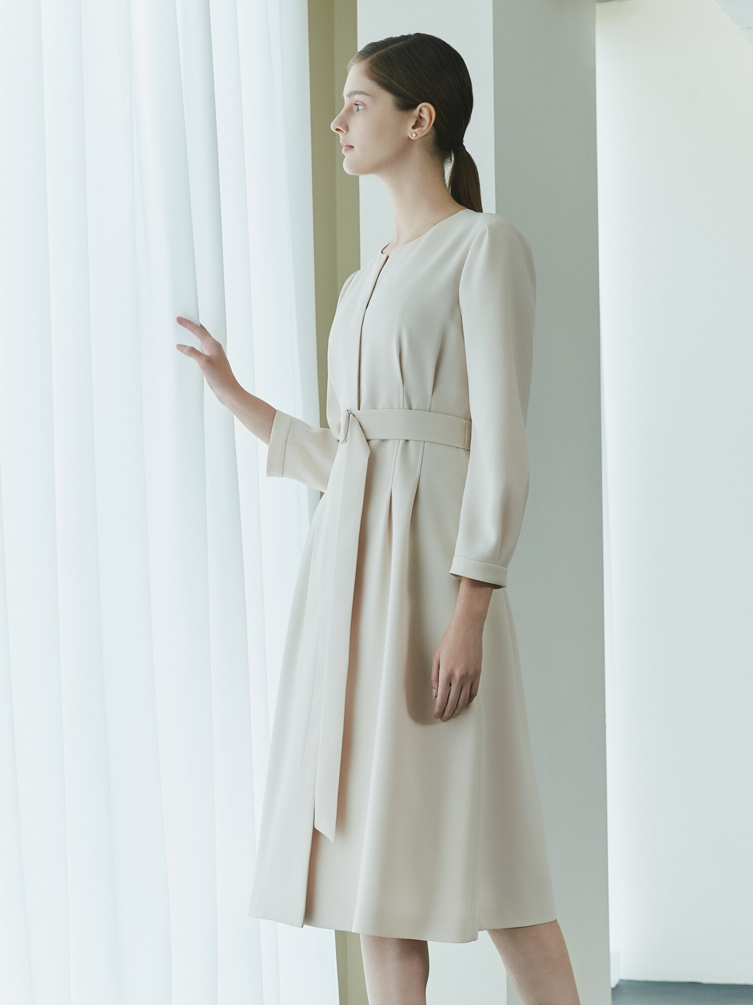 벨티드 슬릿넥 집업 플레어 원피스 (IVORY)