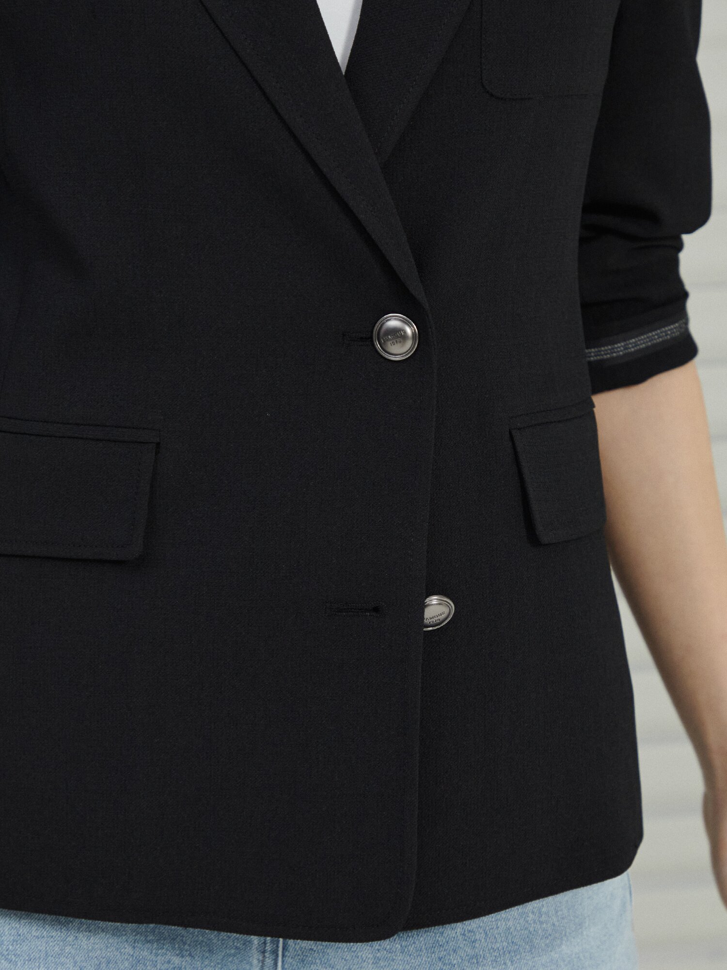 잔조직 포켓 싱글 투버튼 재킷 (BLACK)