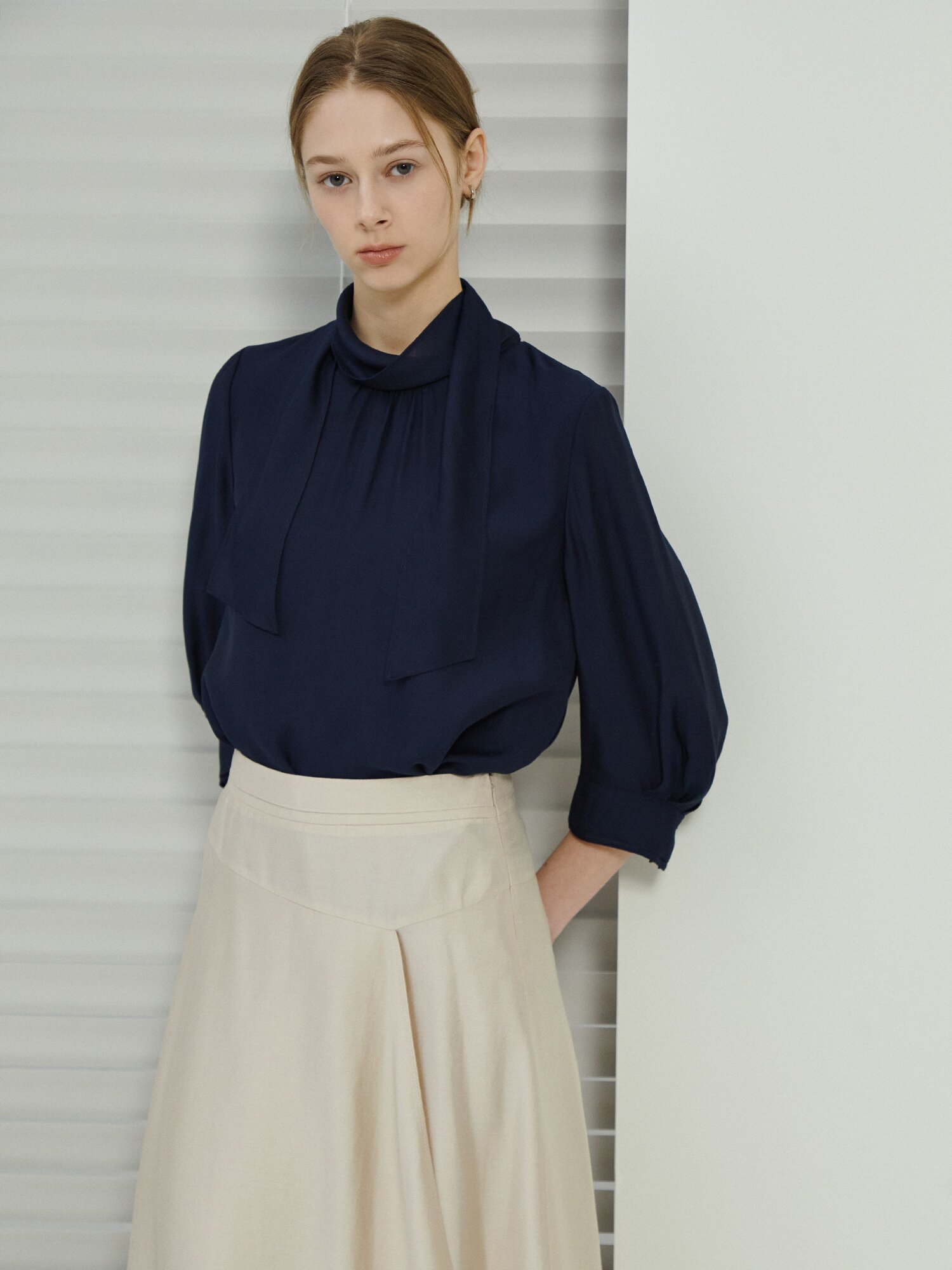 백 타이 카울넥 블라우스 (NAVY)