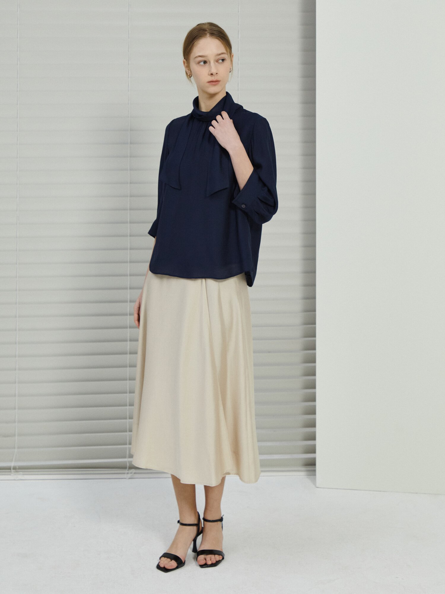 백 타이 카울넥 블라우스 (NAVY)