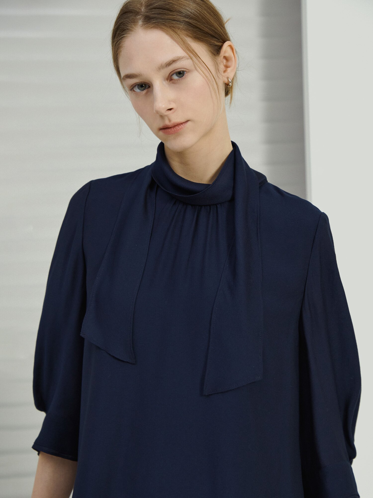 백 타이 카울넥 블라우스 (NAVY)