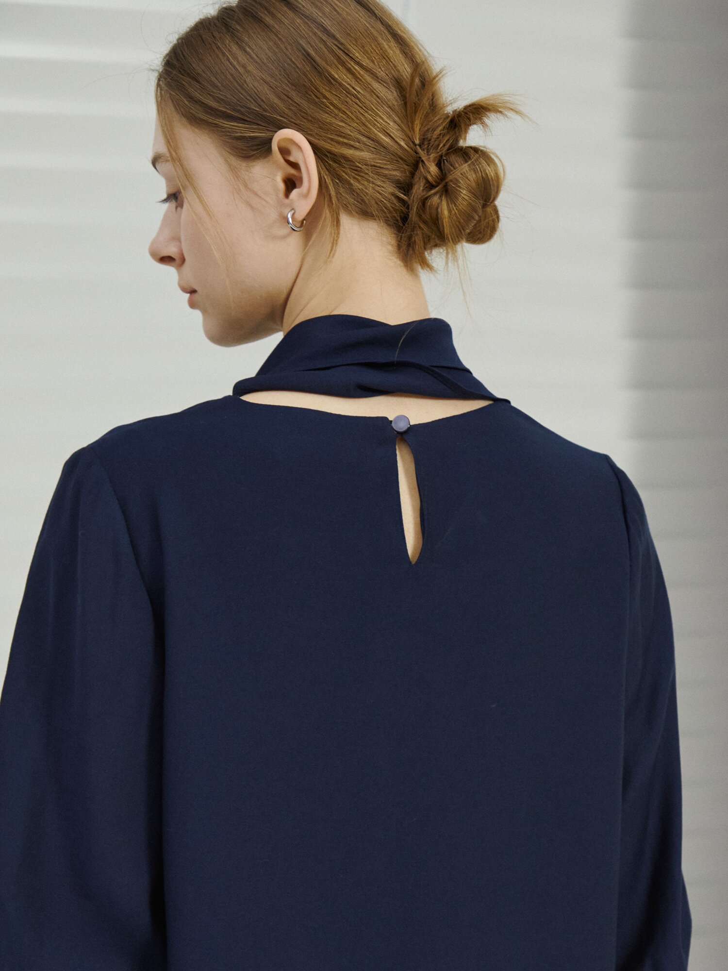 백 타이 카울넥 블라우스 (NAVY)