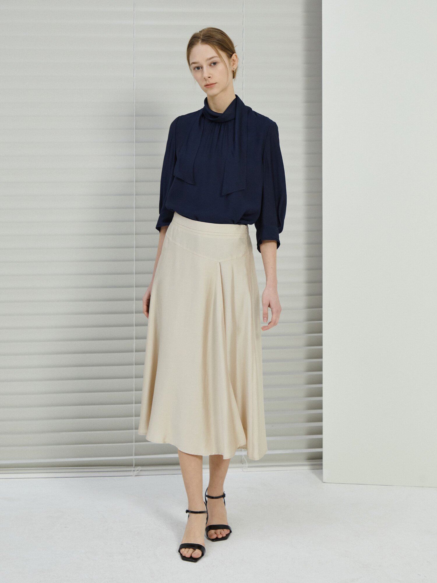 백 타이 카울넥 블라우스 (NAVY)