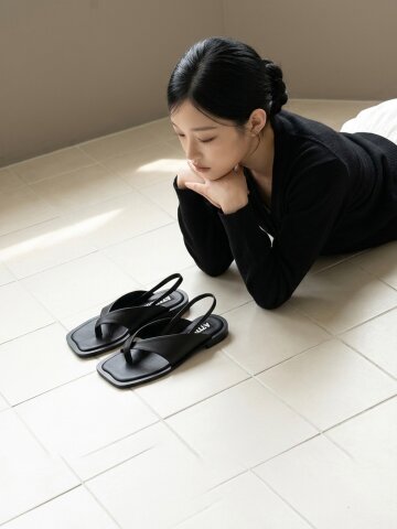 FLOW_black 유니크한 엣지라인의 샌들