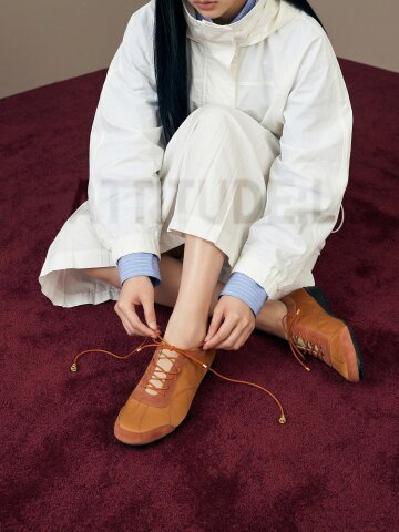 NOTEN_terracotta 발등이 오픈되어있는 슬림핏 스니커즈