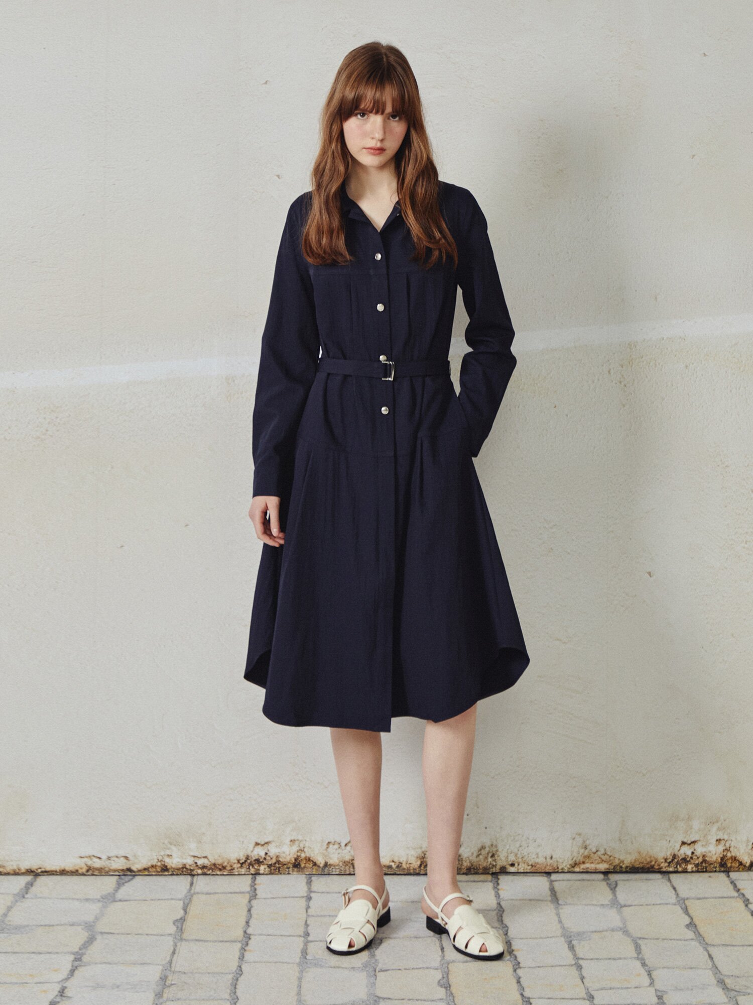 핀 턱 벨티드 셔츠 칼라 원피스 (NAVY)