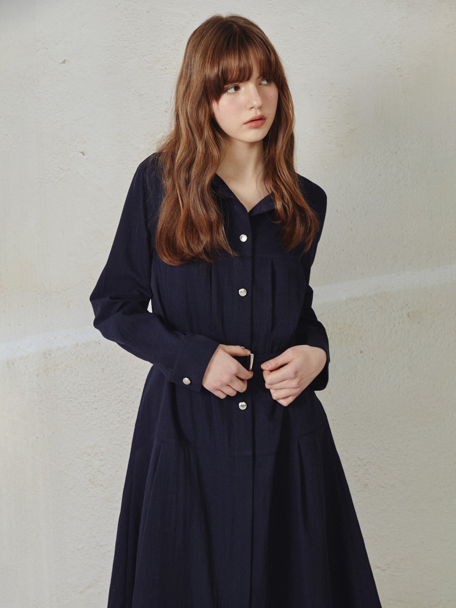 핀 턱 벨티드 셔츠 칼라 원피스 (NAVY)