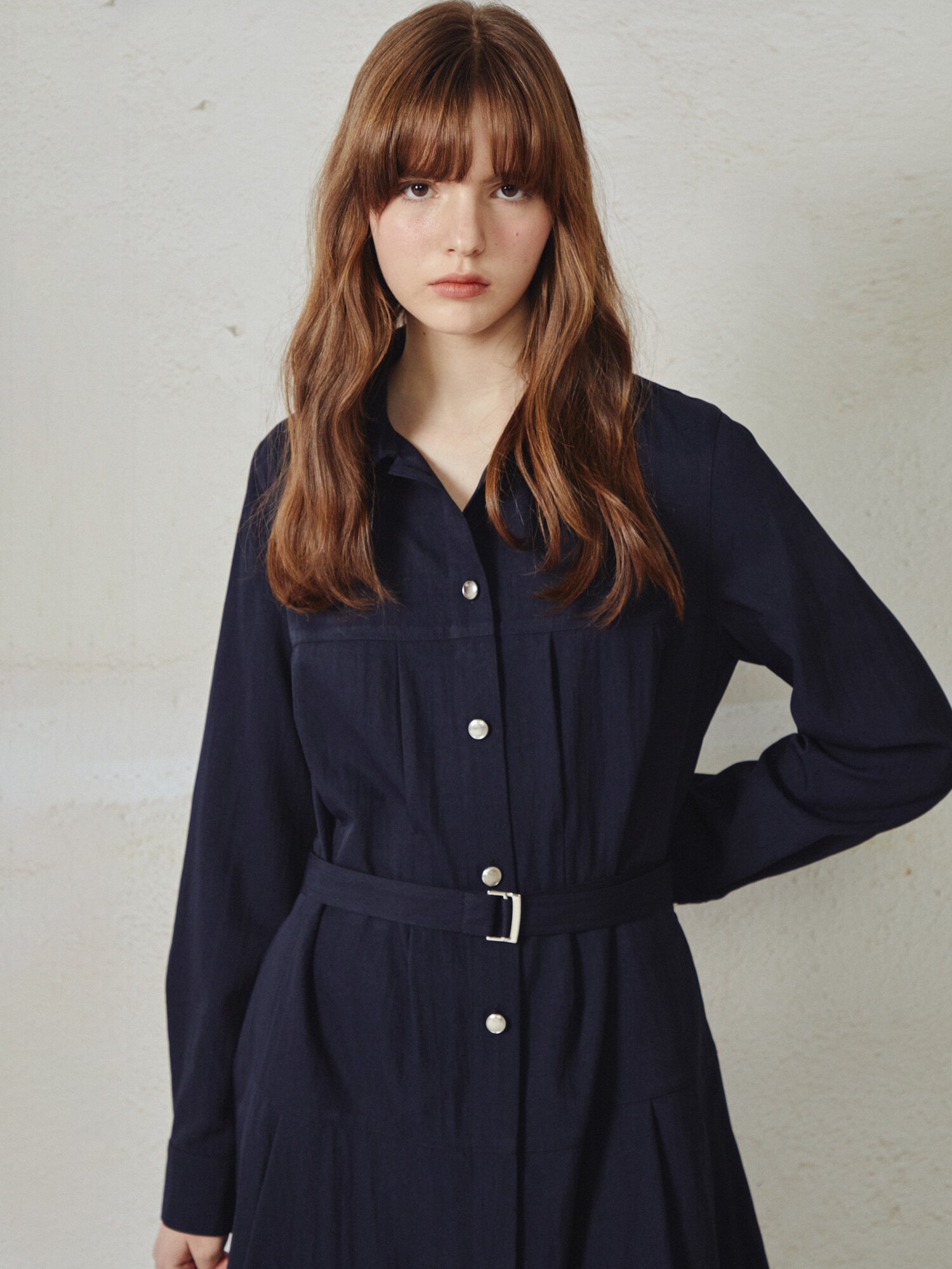 핀 턱 벨티드 셔츠 칼라 원피스 (NAVY)