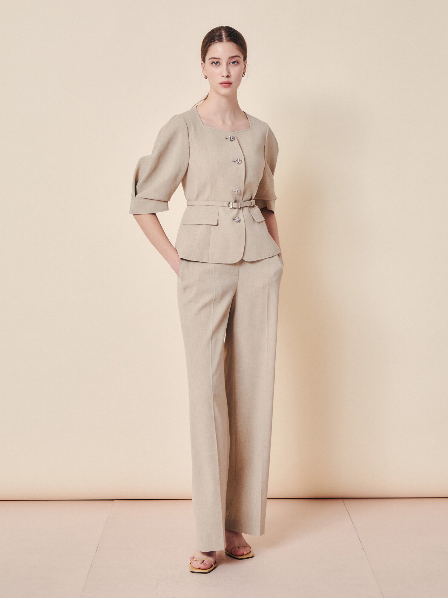 시그니처 백 스트랩 테일러드 슬랙스 (BEIGE)