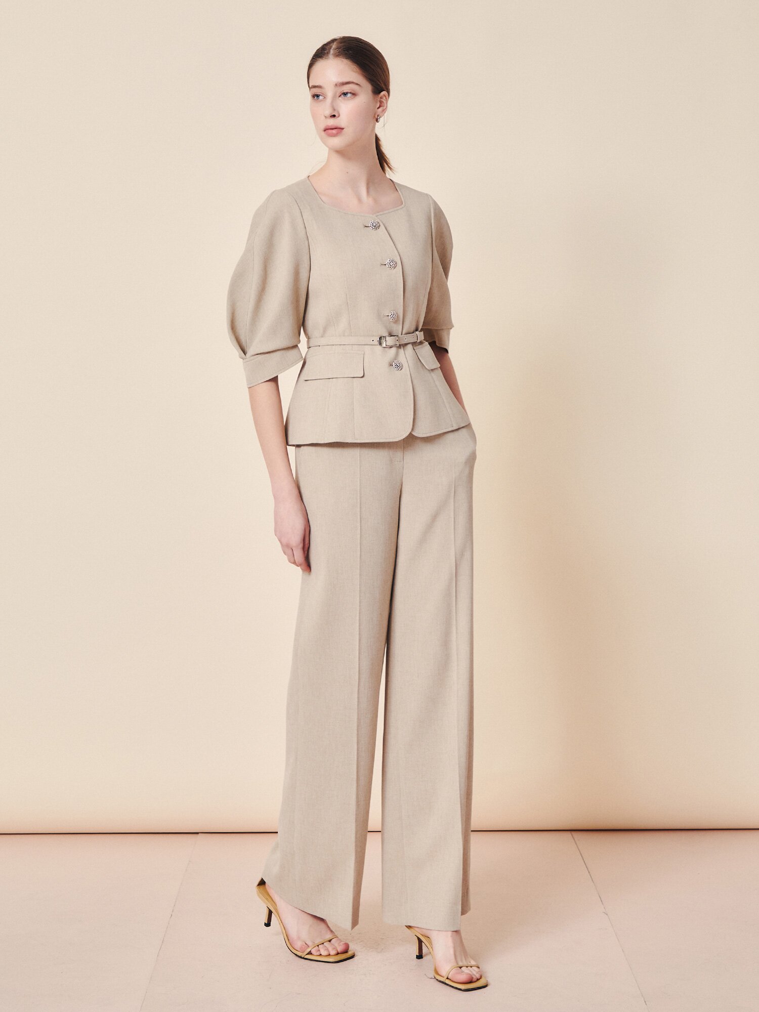 시그니처 백 스트랩 테일러드 슬랙스 (BEIGE)