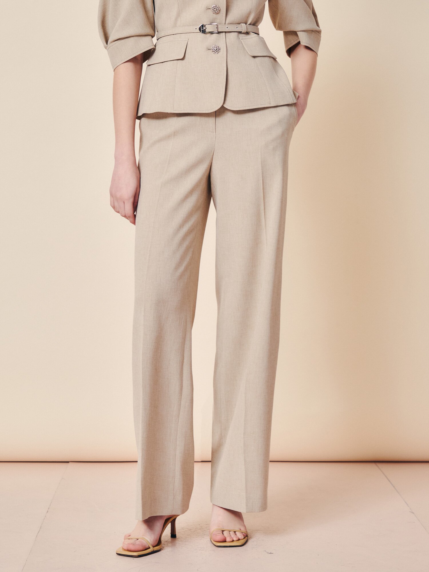시그니처 백 스트랩 테일러드 슬랙스 (BEIGE)
