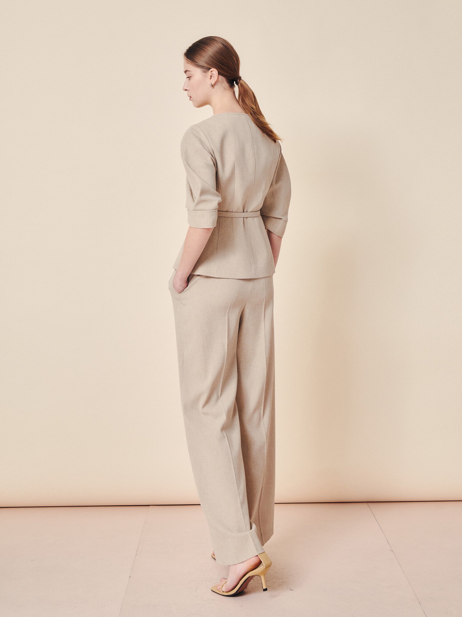 시그니처 백 스트랩 테일러드 슬랙스 (BEIGE)