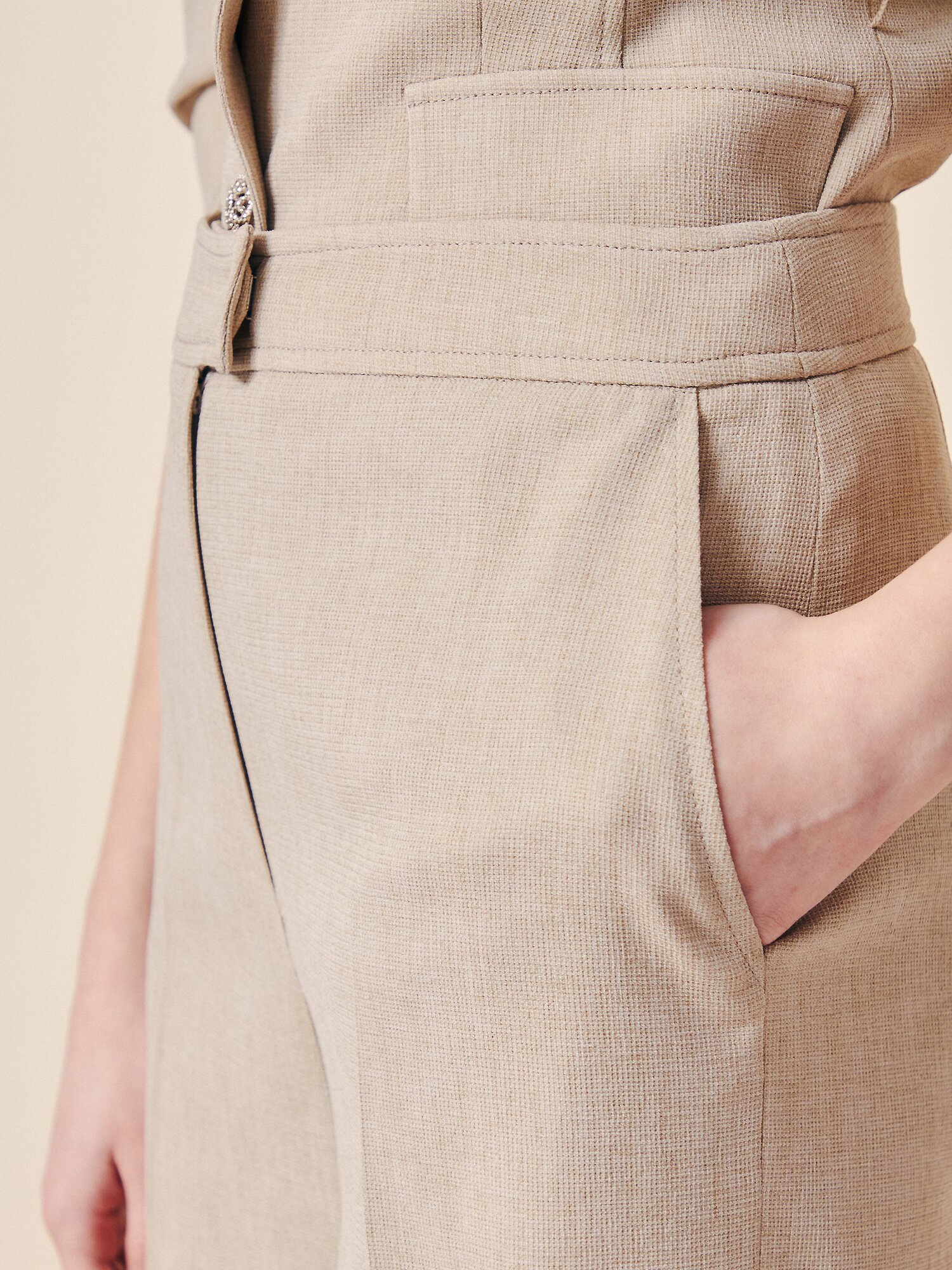 시그니처 백 스트랩 테일러드 슬랙스 (BEIGE)