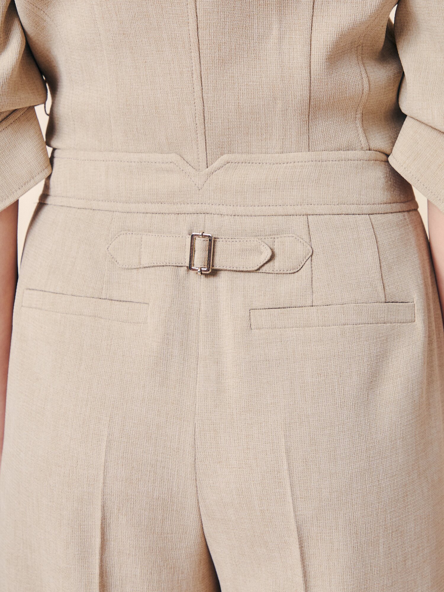 시그니처 백 스트랩 테일러드 슬랙스 (BEIGE)