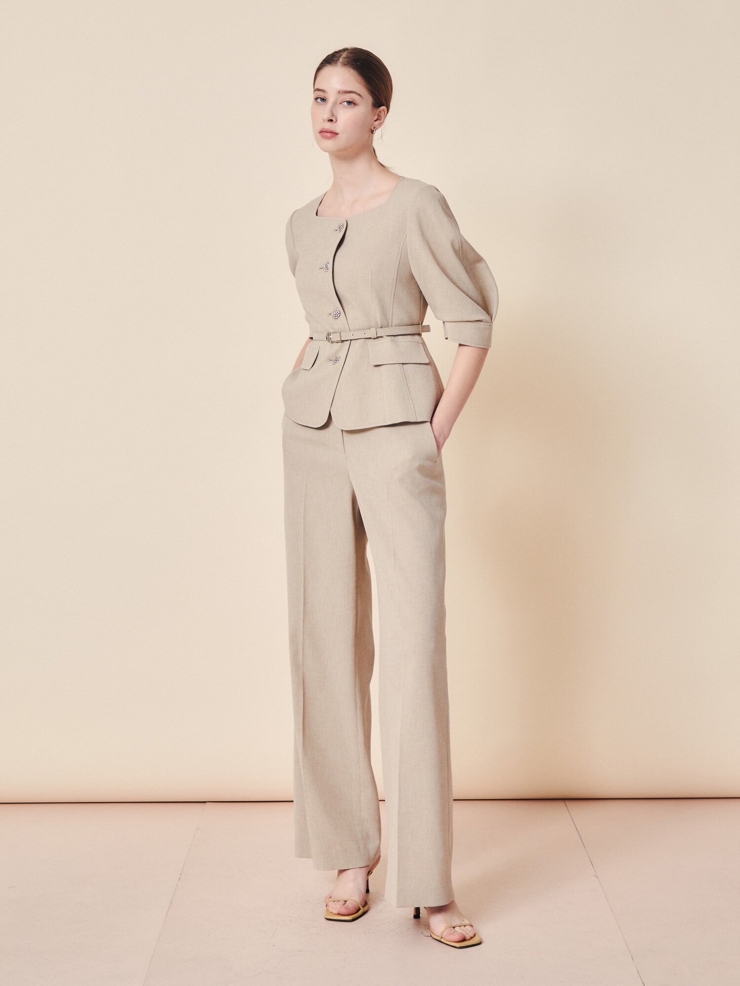 시그니처 백 스트랩 테일러드 슬랙스 (BEIGE)