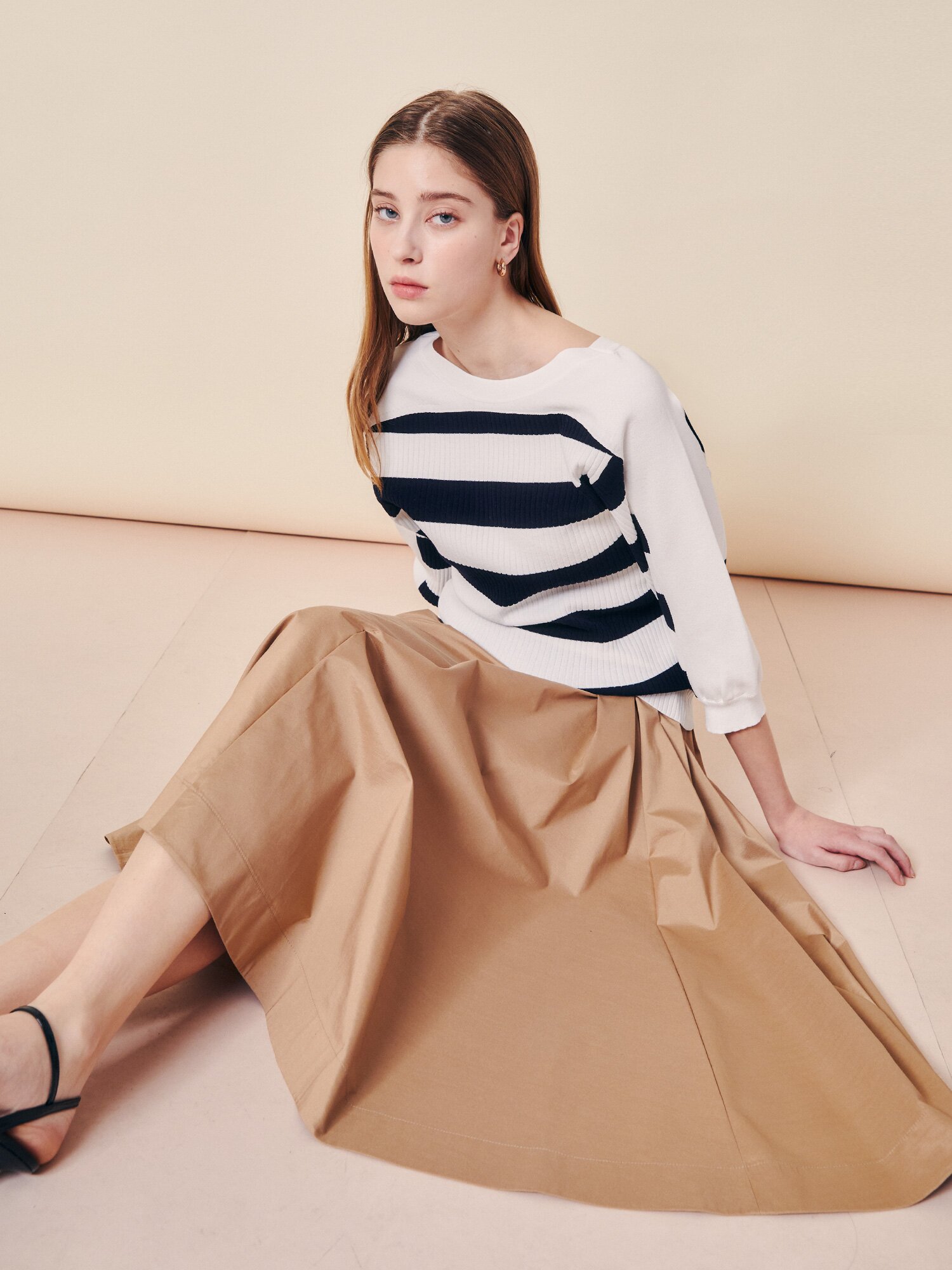 언밸런스 헴 플레어 미디 스커트 (BEIGE)